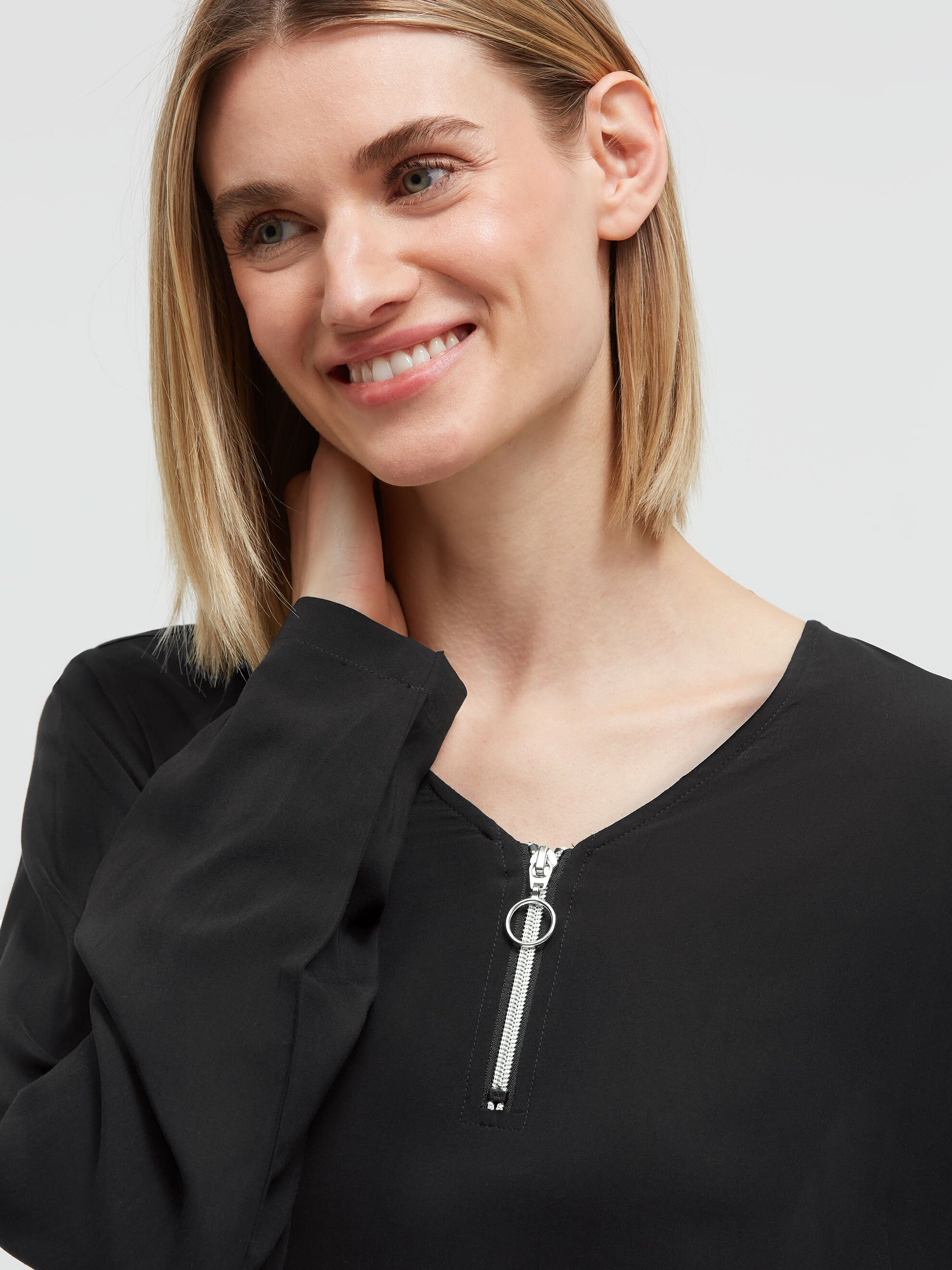 Leichte Bluse mit V-Ausschnitt und Rückenprint black - 4