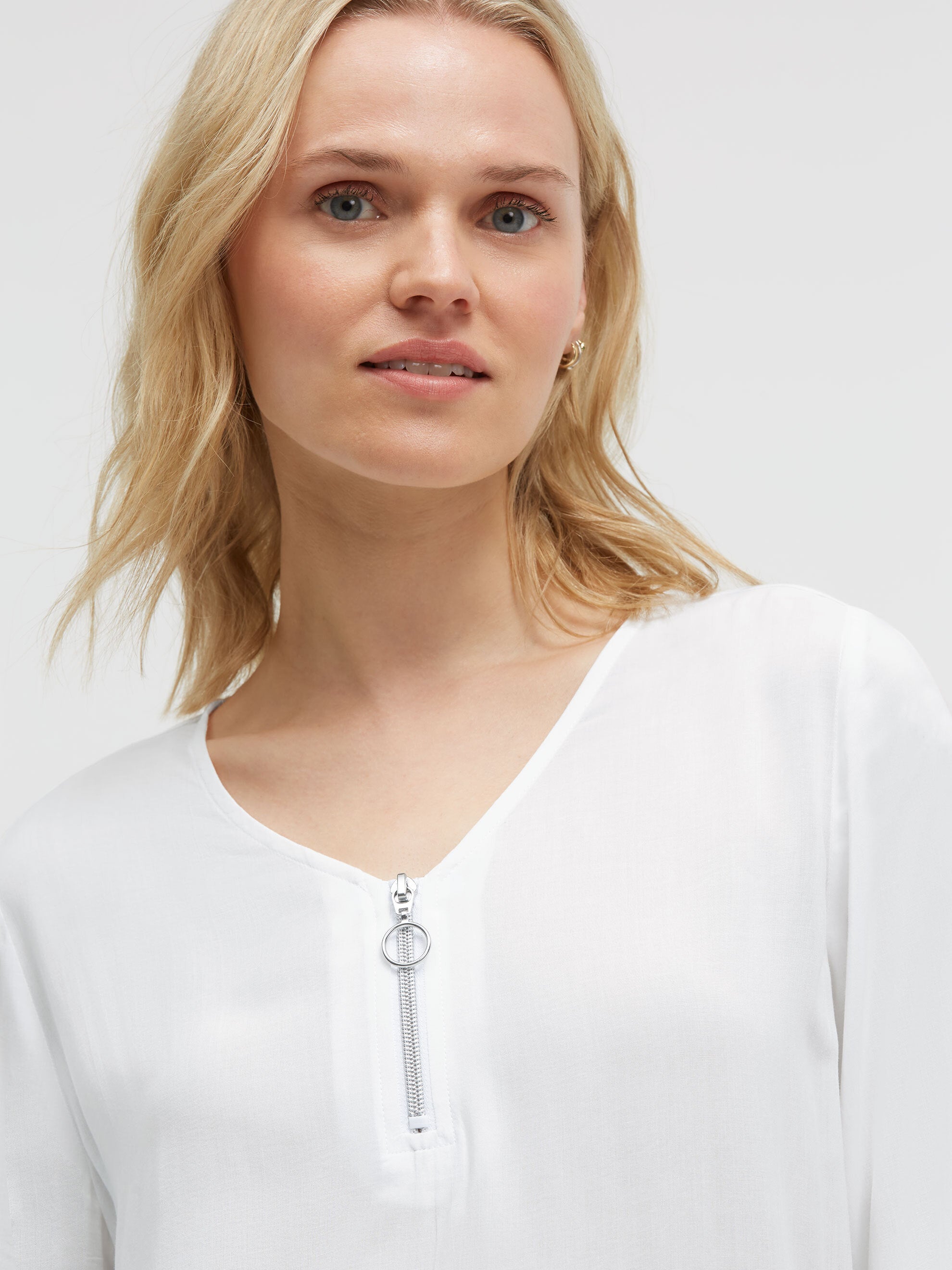 Leichte Bluse mit V-Ausschnitt und Rückenprint opticwhite