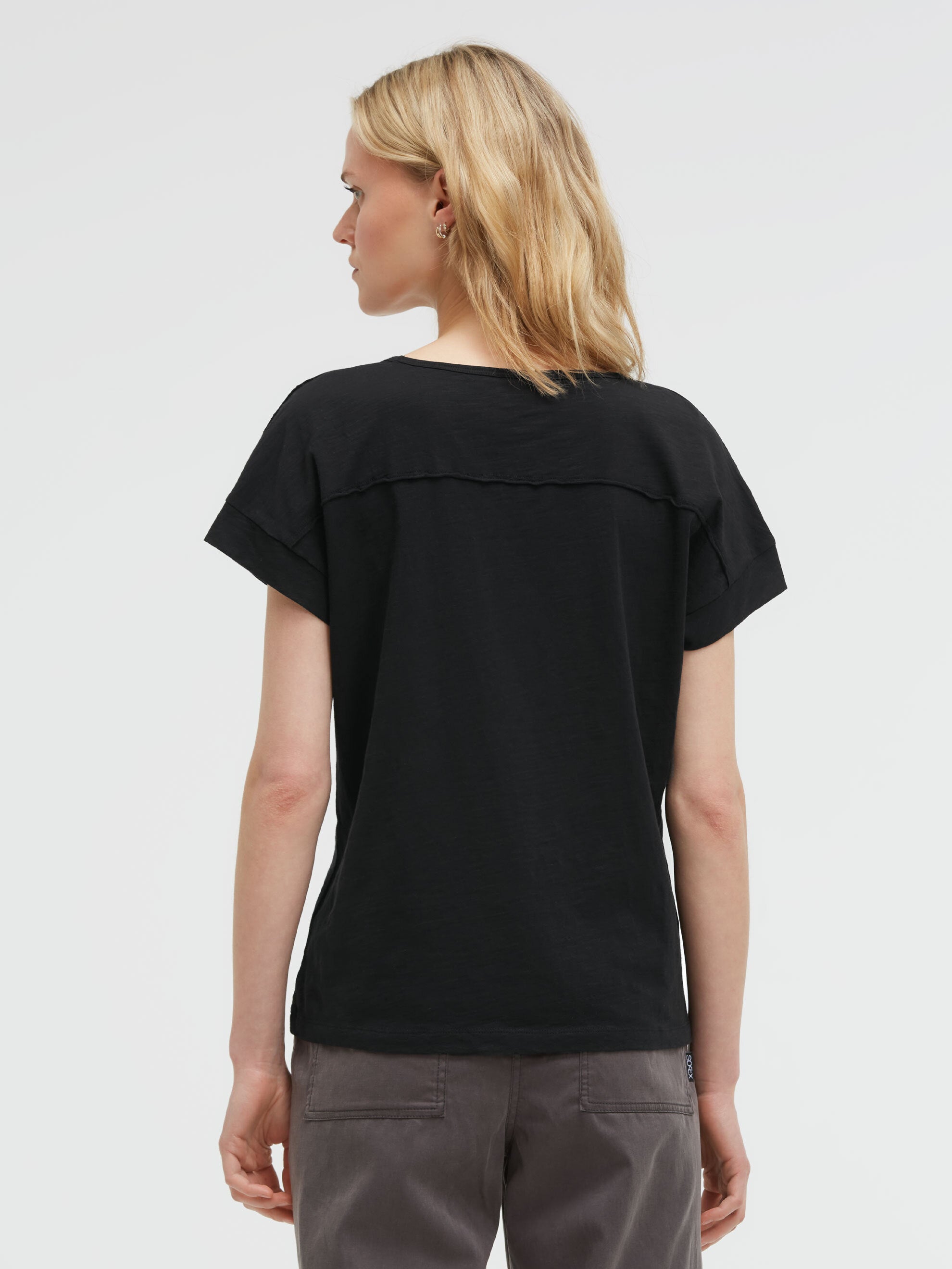 T-Shirt mit überschnittener Schulter und Folienprint black