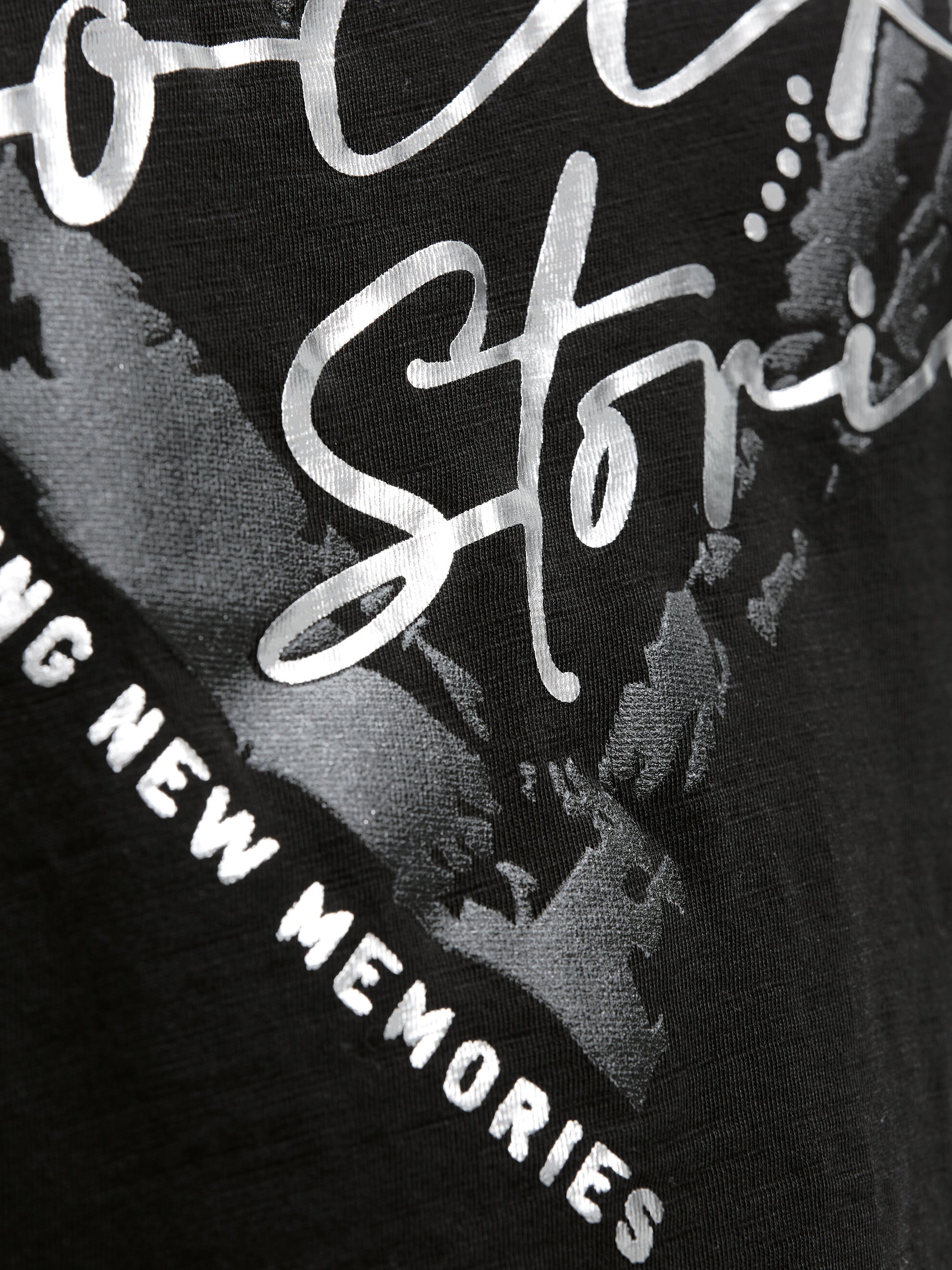 T-Shirt mit überschnittener Schulter und Folienprint black