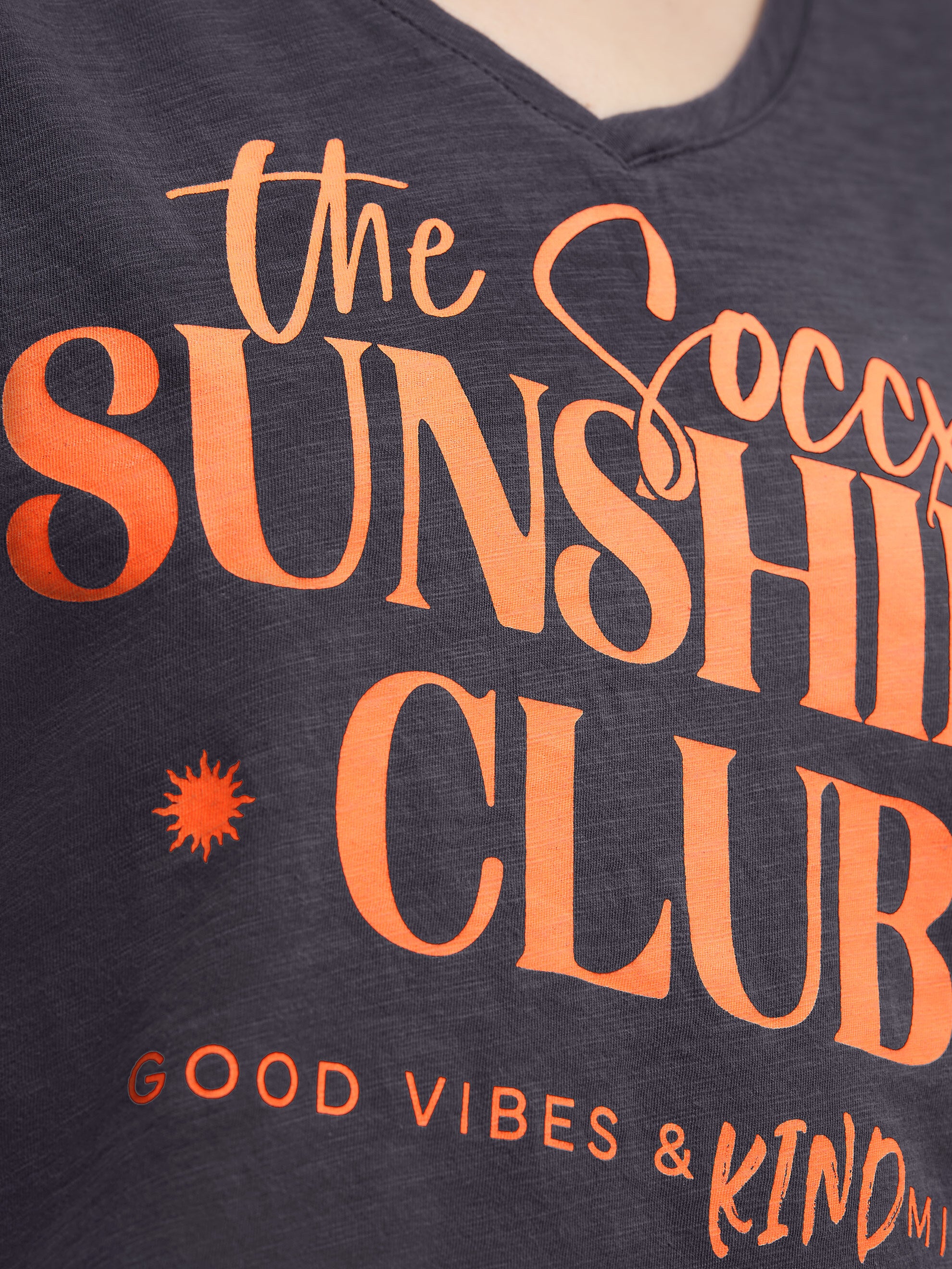 Ärmelloses Shirt mit V-Ausschnitt und Wording Print charcoal mist