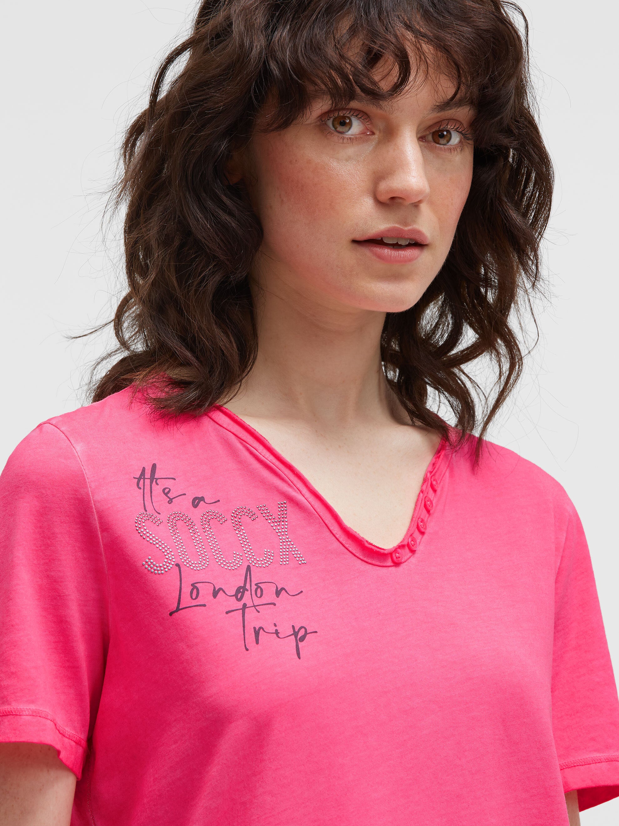 Koszulka typu henley w stylu „used” z nadrukami
