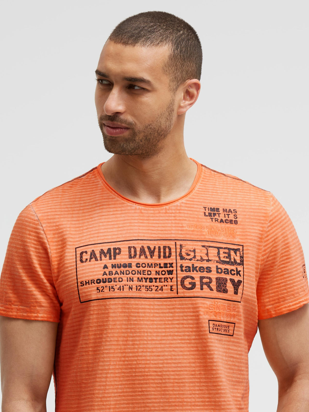 Koszulka barwiona olejem, z wzorem w paski i grafikami