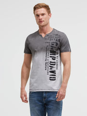 Koszulka z efektem „sprayed dip dye” i nadrukiem w stylu „used”