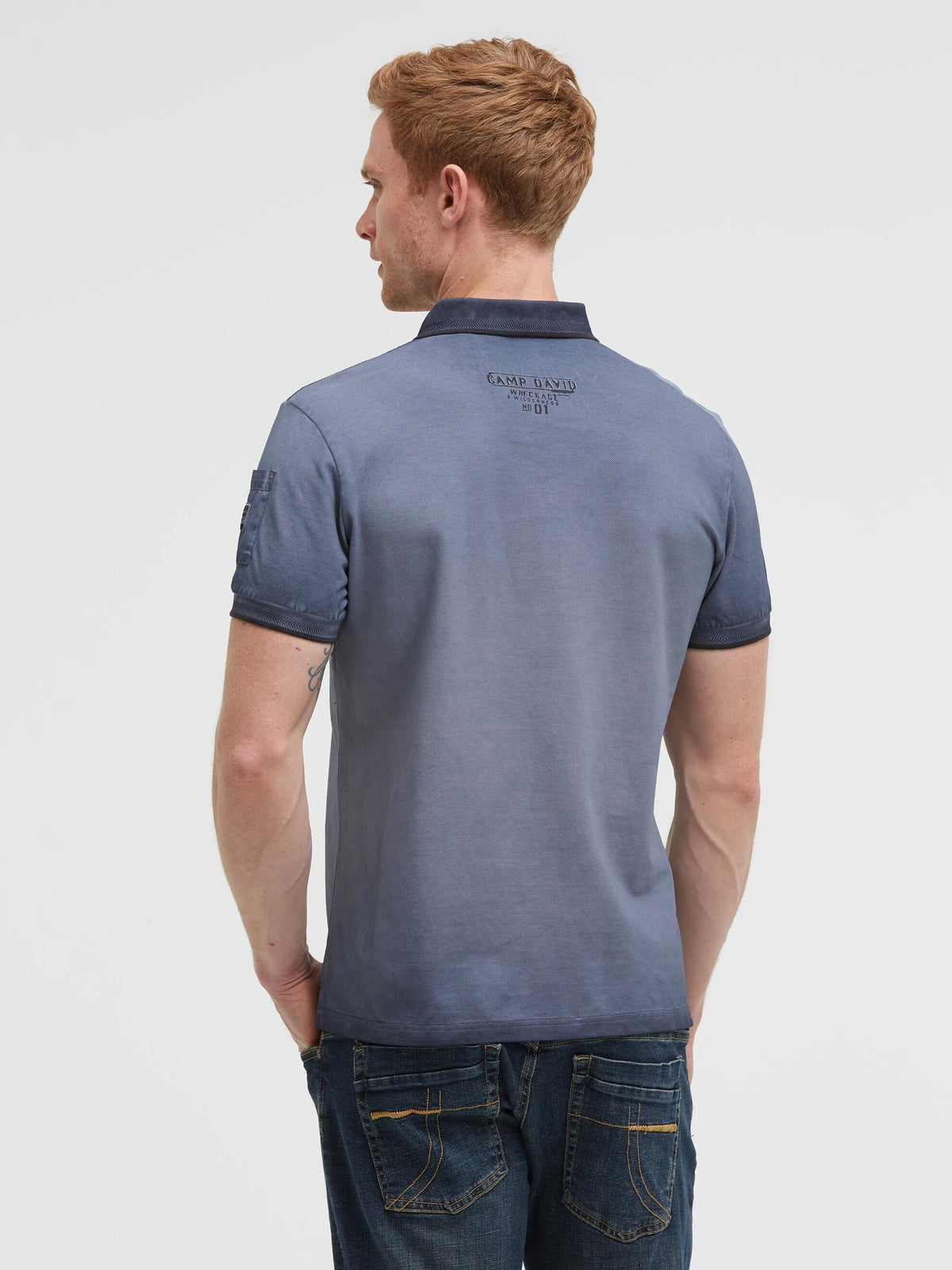 Pikee-Polo Oil Dyed mit Prints und Patches blue concrete