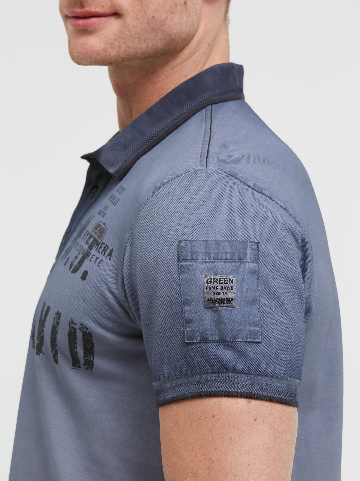 Pikee-Polo Oil Dyed mit Prints und Patches blue concrete - 6