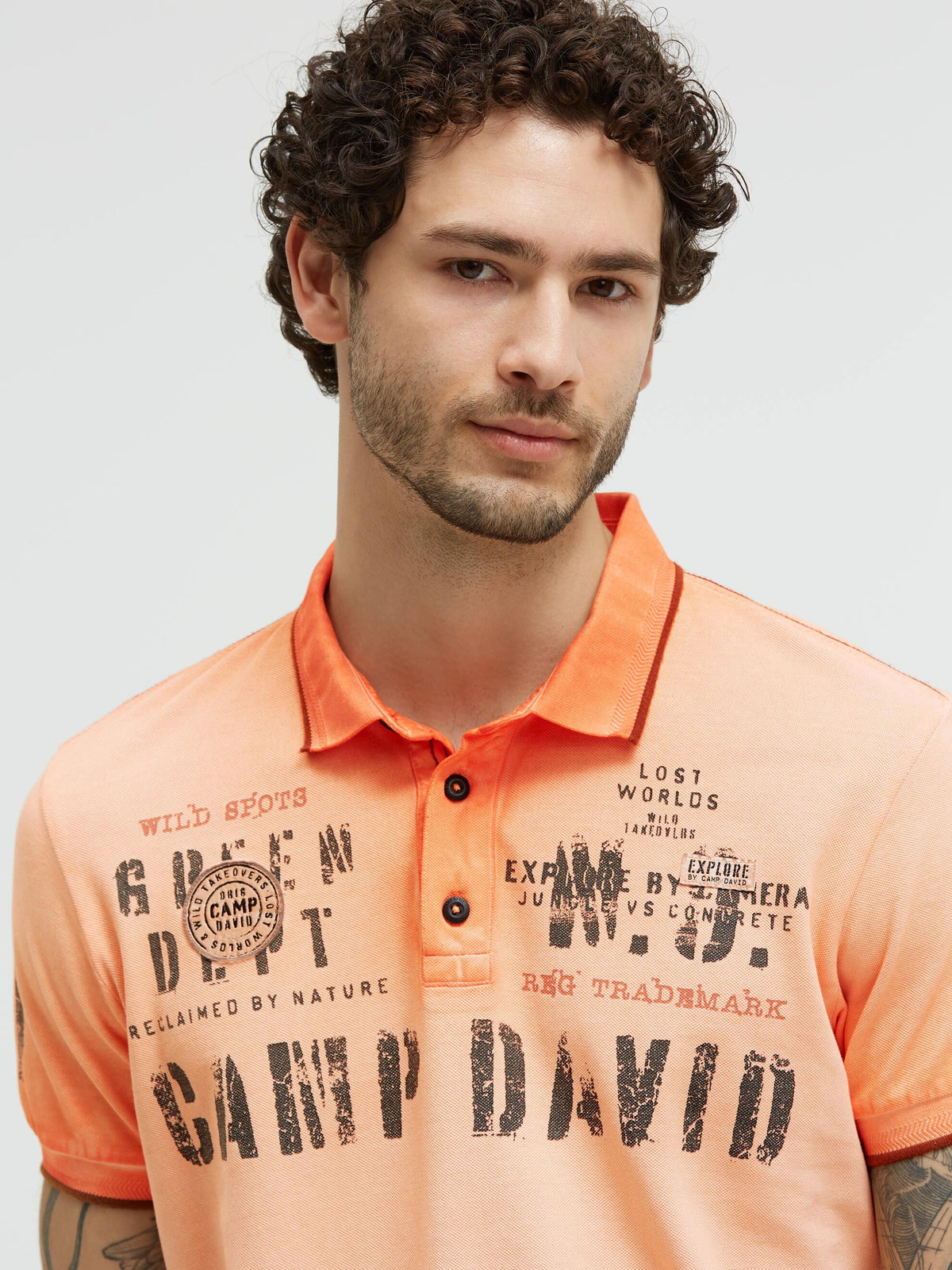 Pikee-Polo Oil Dyed mit Prints und Patches mellow orange