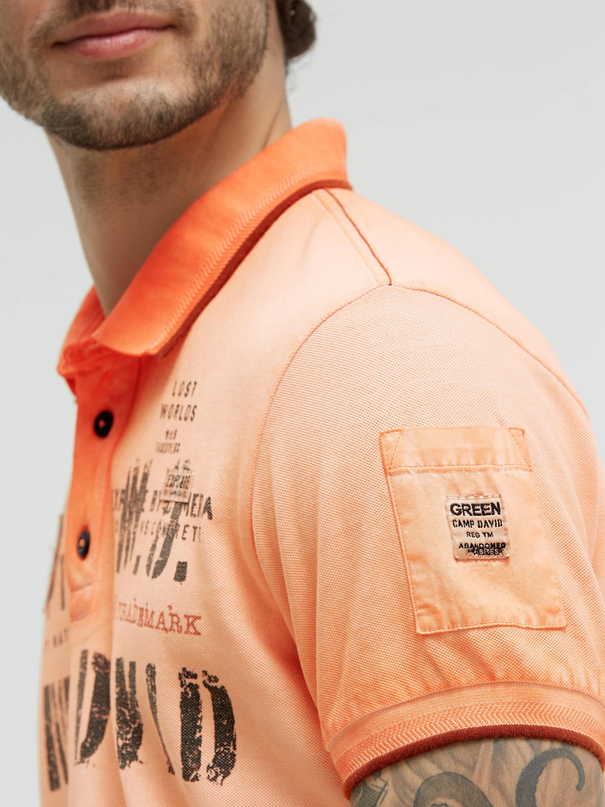 Pikee-Polo Oil Dyed mit Prints und Patches mellow orange - 6