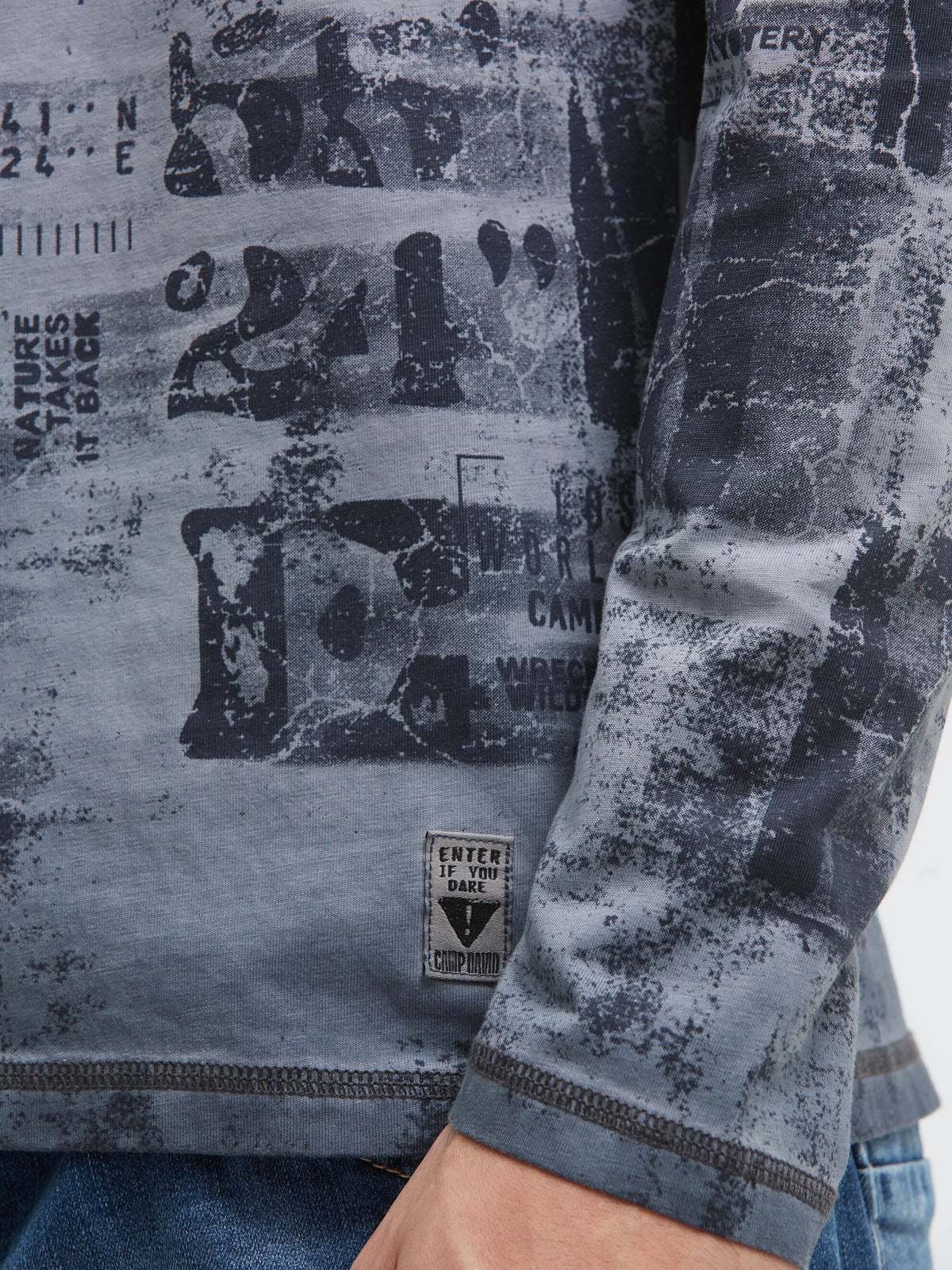 Longsleeve mit All Over Print in Used-Optik blue concrete