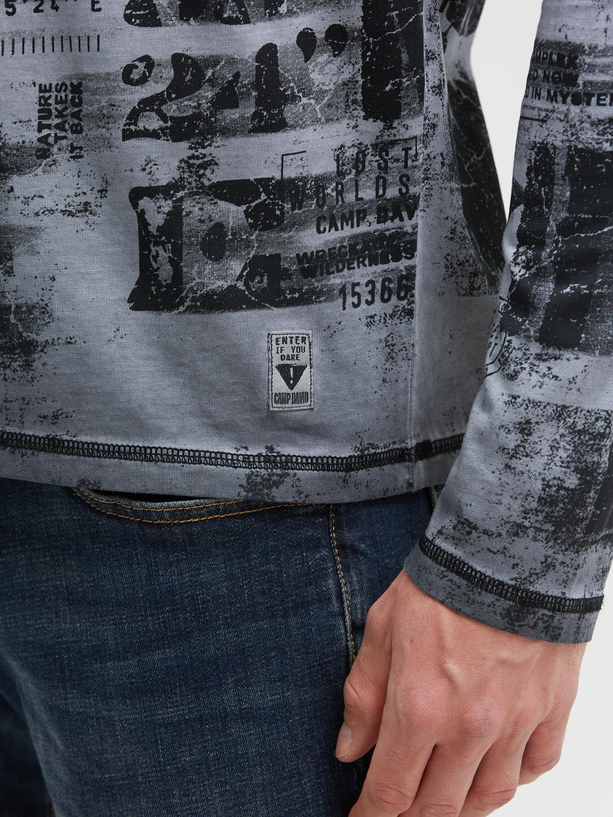 Longsleeve mit All Over Print in Used-Optik black rock