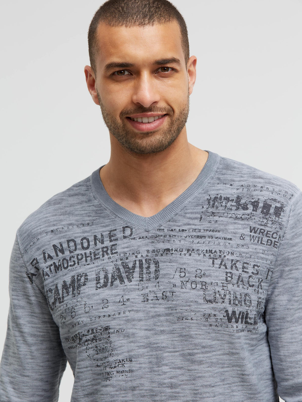 Pullover mit V-Neck und Waterbased Print blue concrete