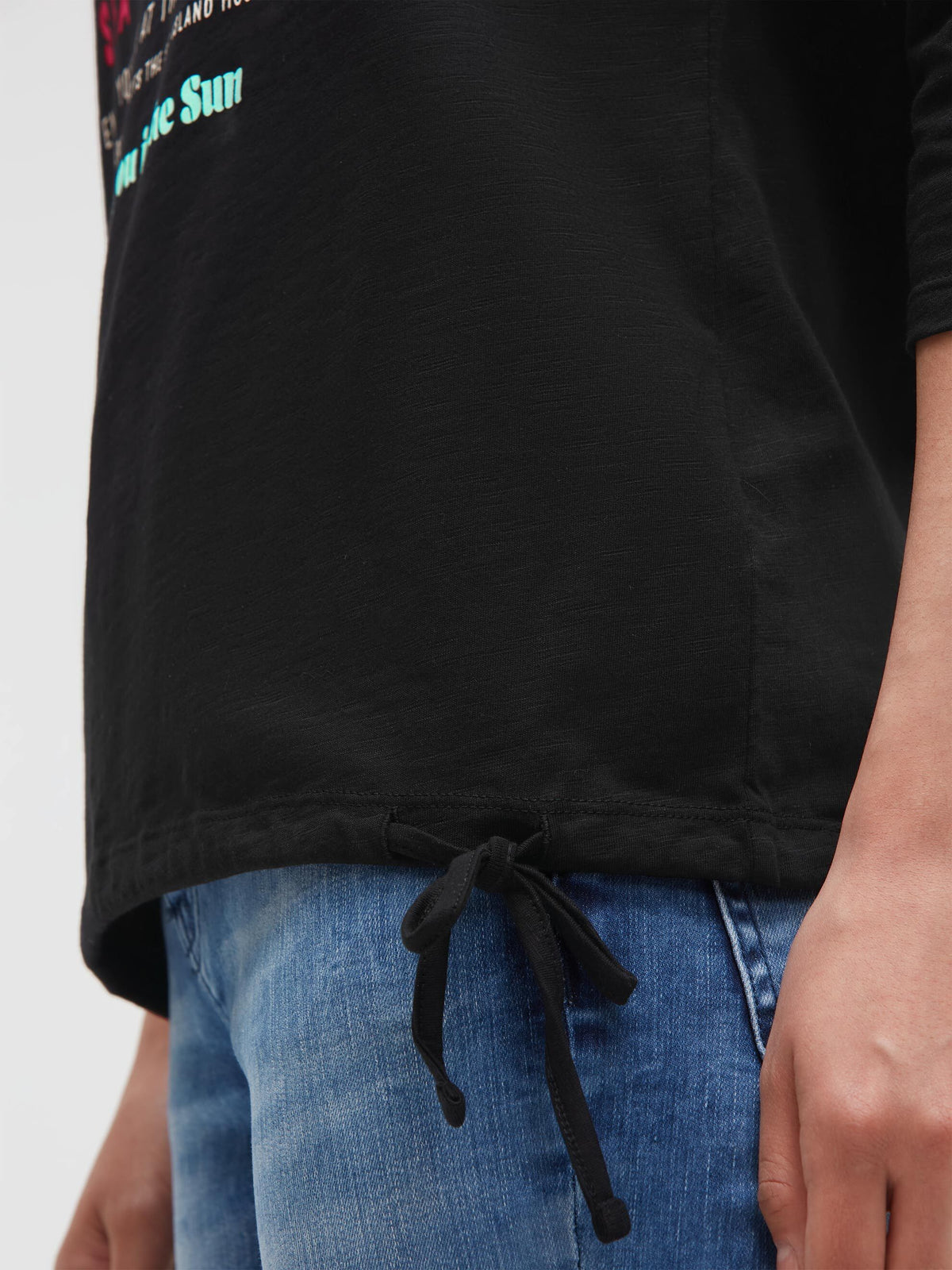 Shirt mit U-Boot-Ausschnitt, Artwork und Saumband black
