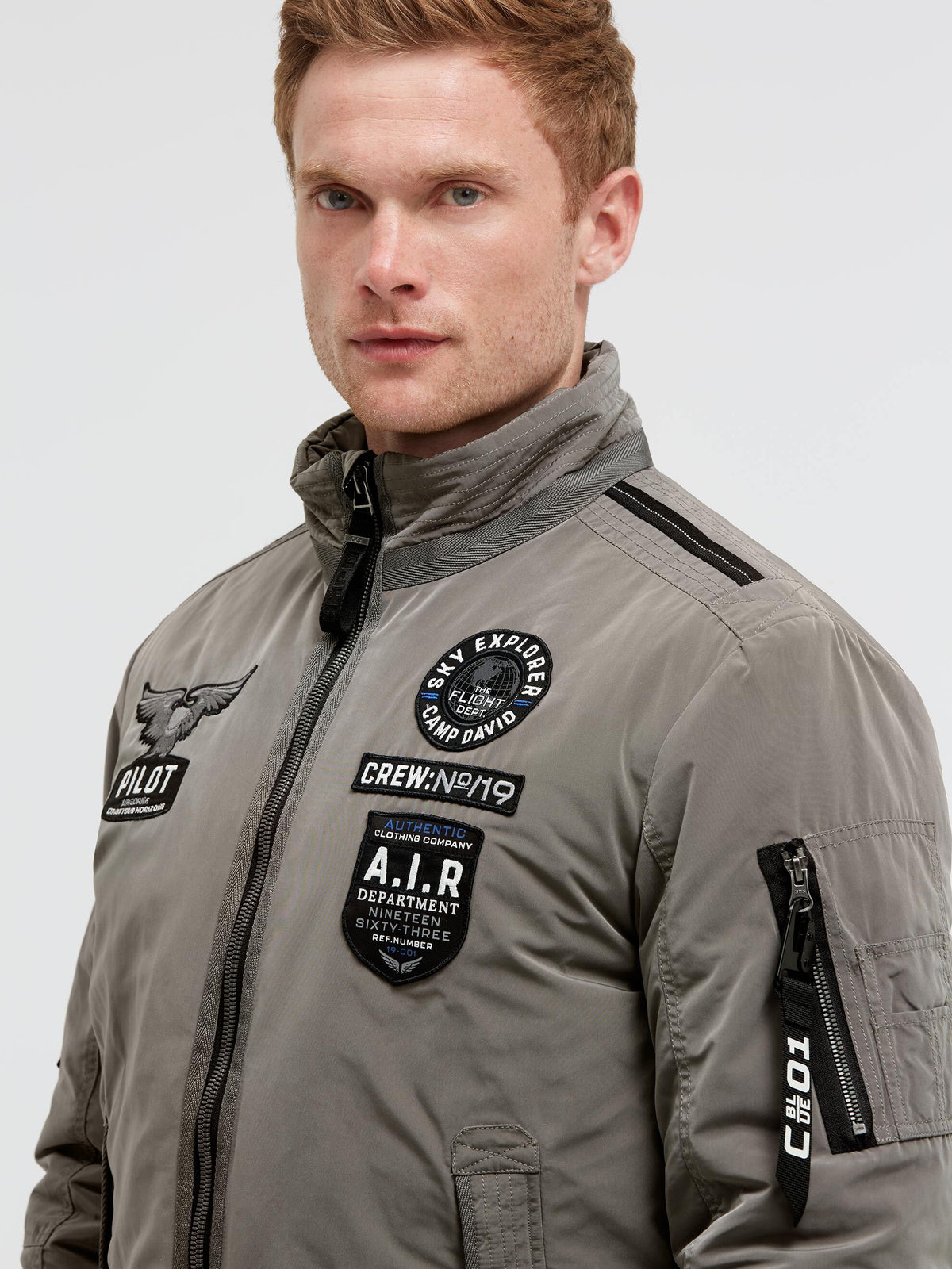 Wattierte Fliegerjacke mit Label Patches platin - 4