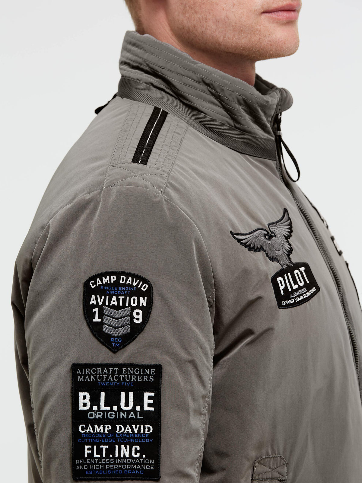 Wattierte Fliegerjacke mit Label Patches platin