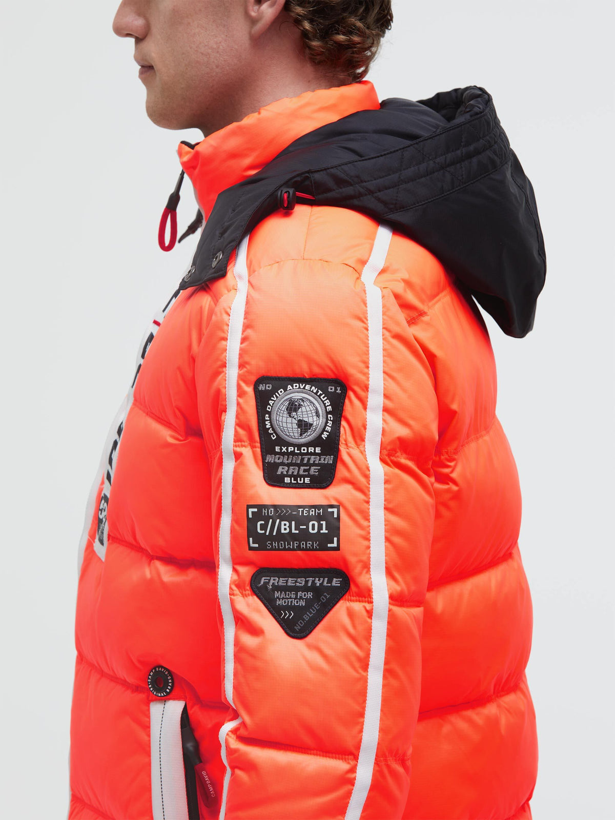 Lange Steppjacke mit Kapuze, Tapes und Patches neon fire