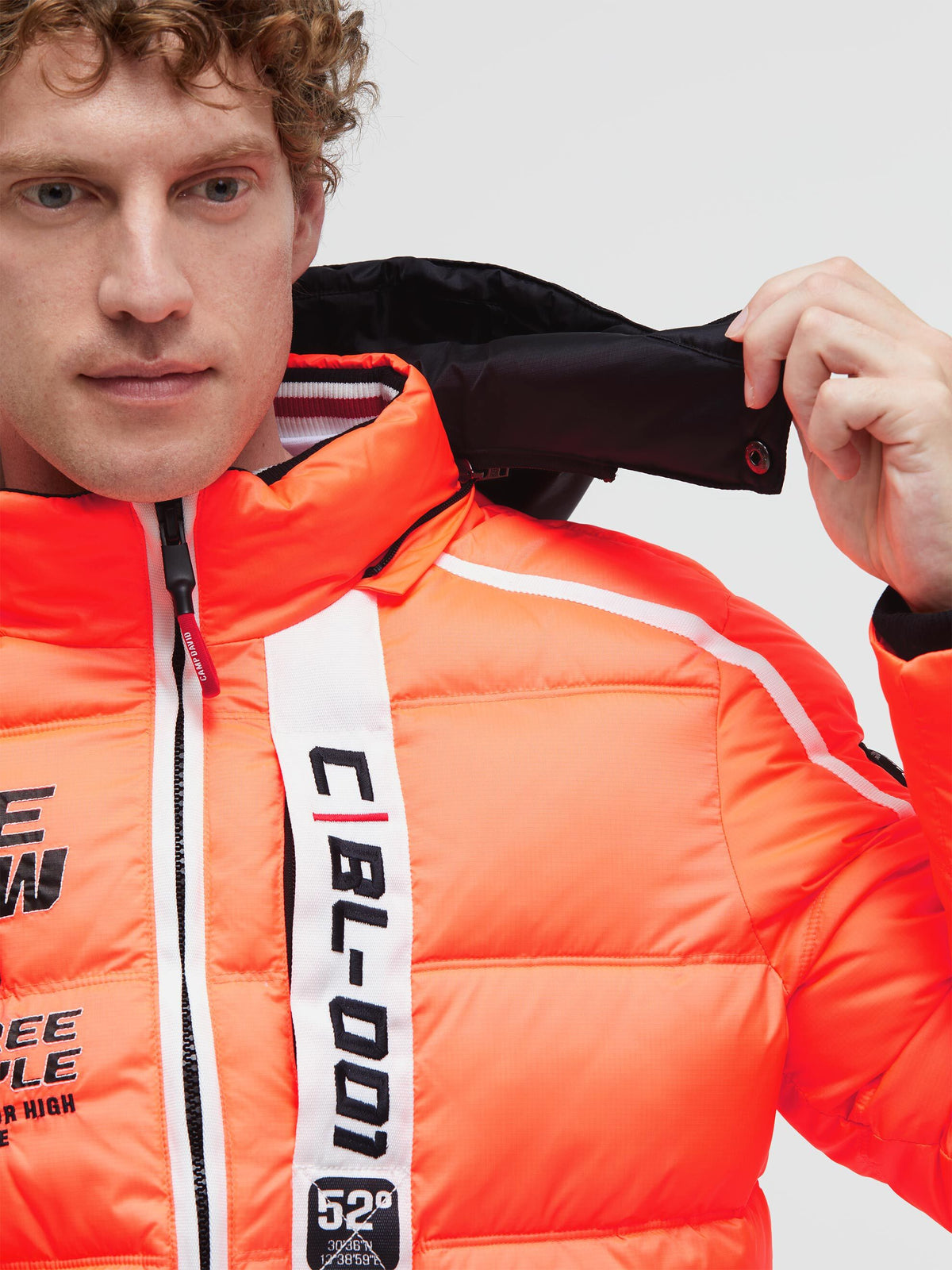 Lange Steppjacke mit Kapuze, Tapes und Patches neon fire