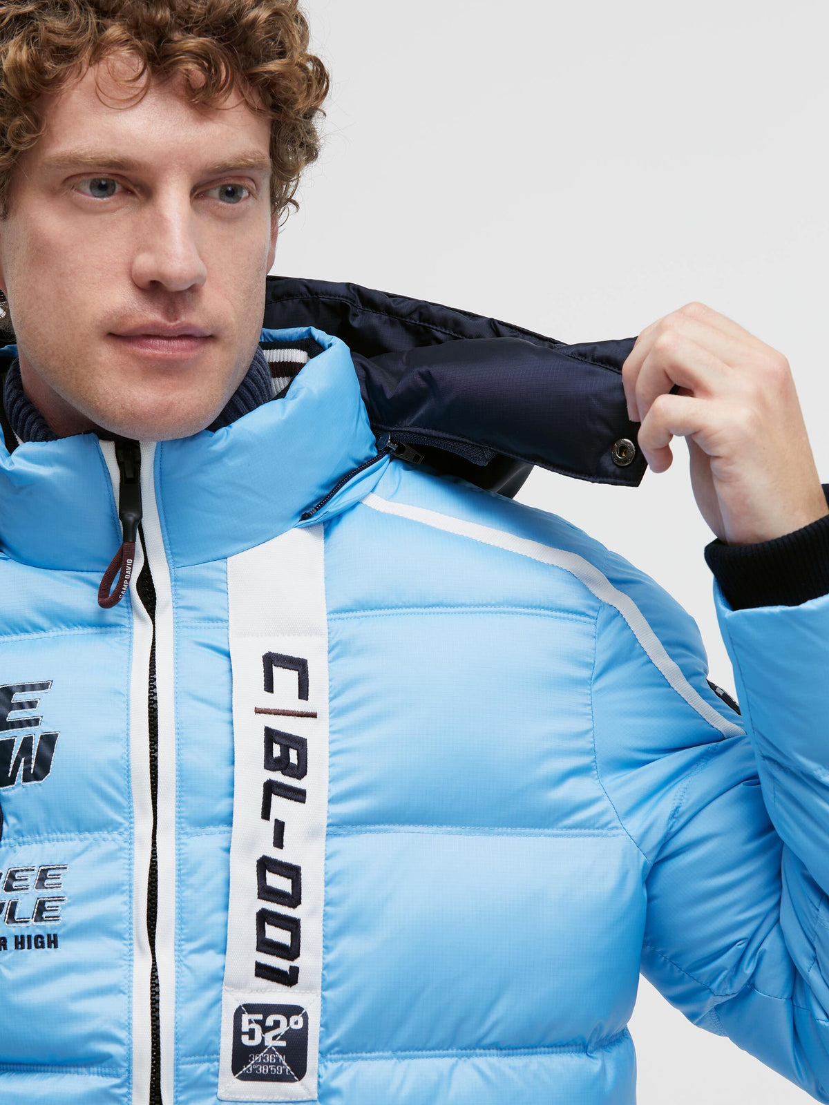 Lange Steppjacke mit Kapuze, Tapes und Patches icy blue - 8