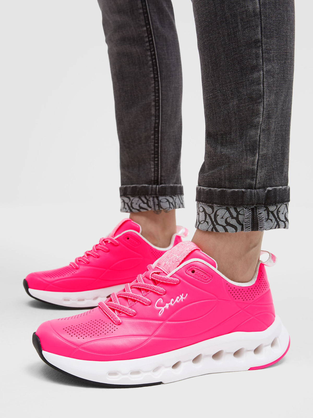 Sneaker mit Linienprägung neon pink