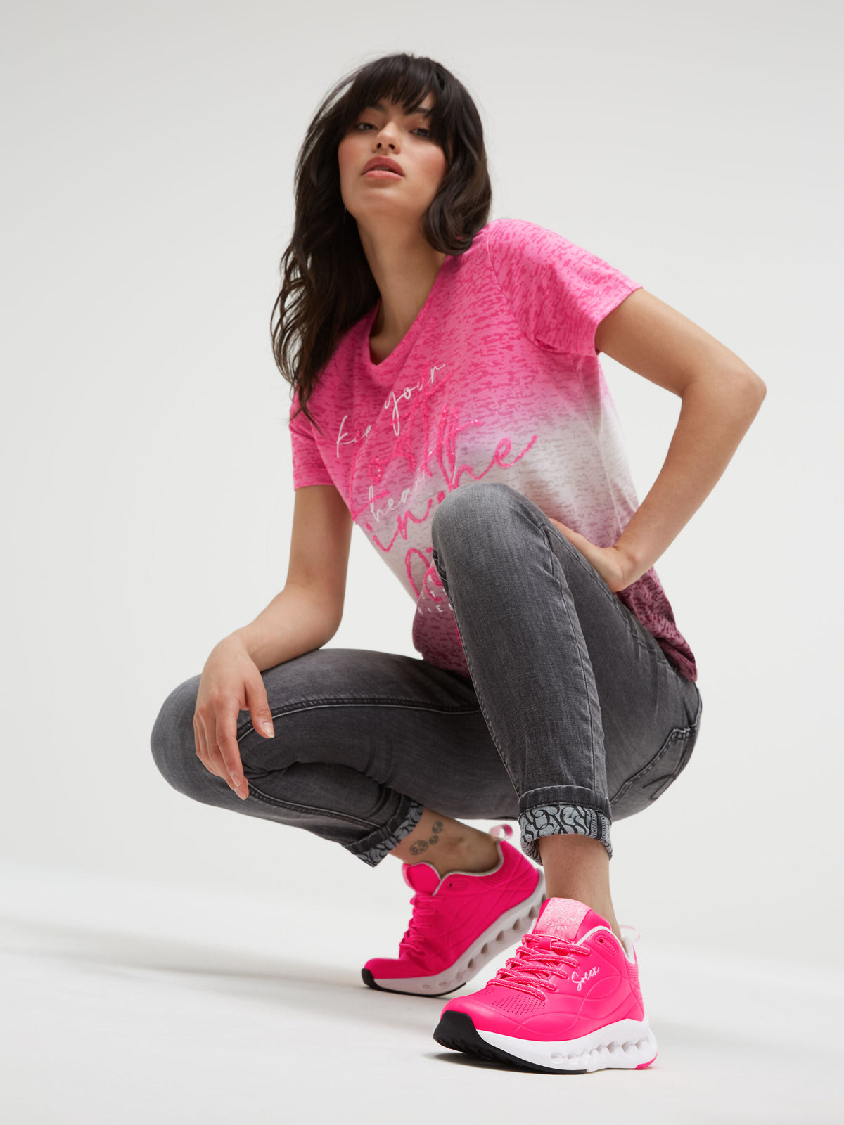 Sneaker mit Linienprägung neon pink