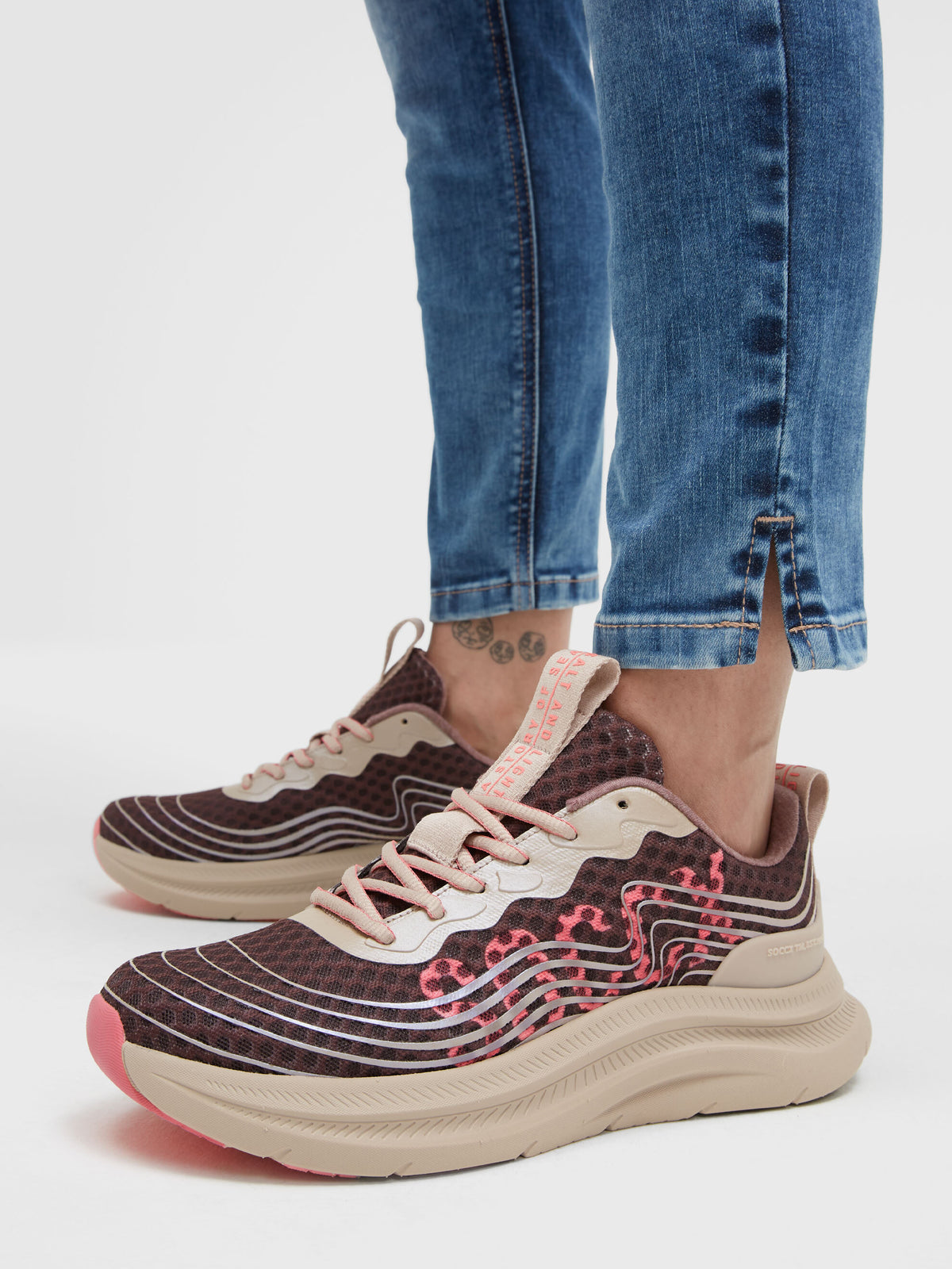 Wedge Sneaker im Mesh-Design mit Linienprint chocolate