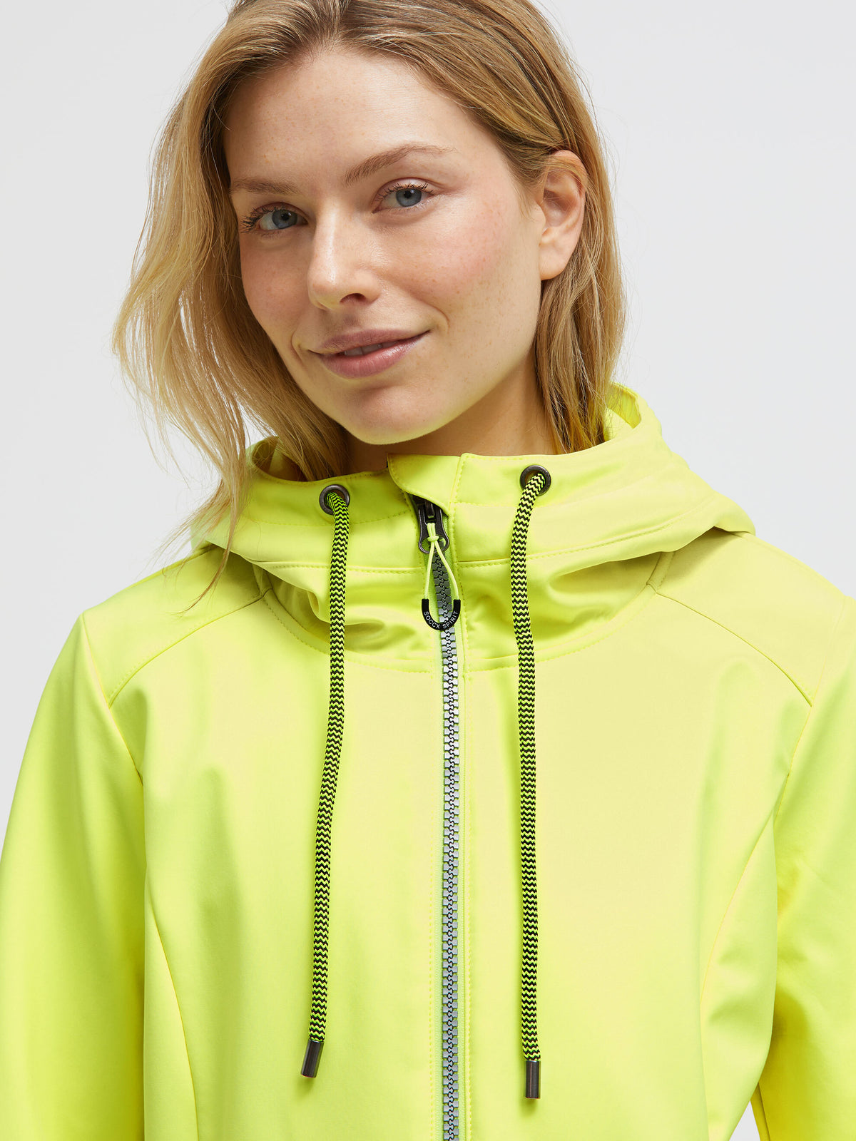 Płaszcz typu softshell z kapturem i nadrukiem