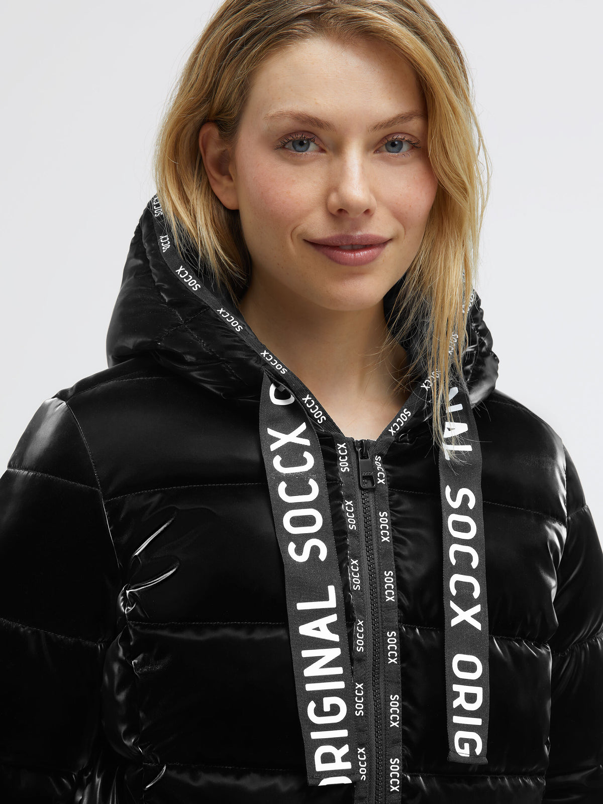 Glänzende Steppjacke mit Kapuze und Logo-Bändern black - 4