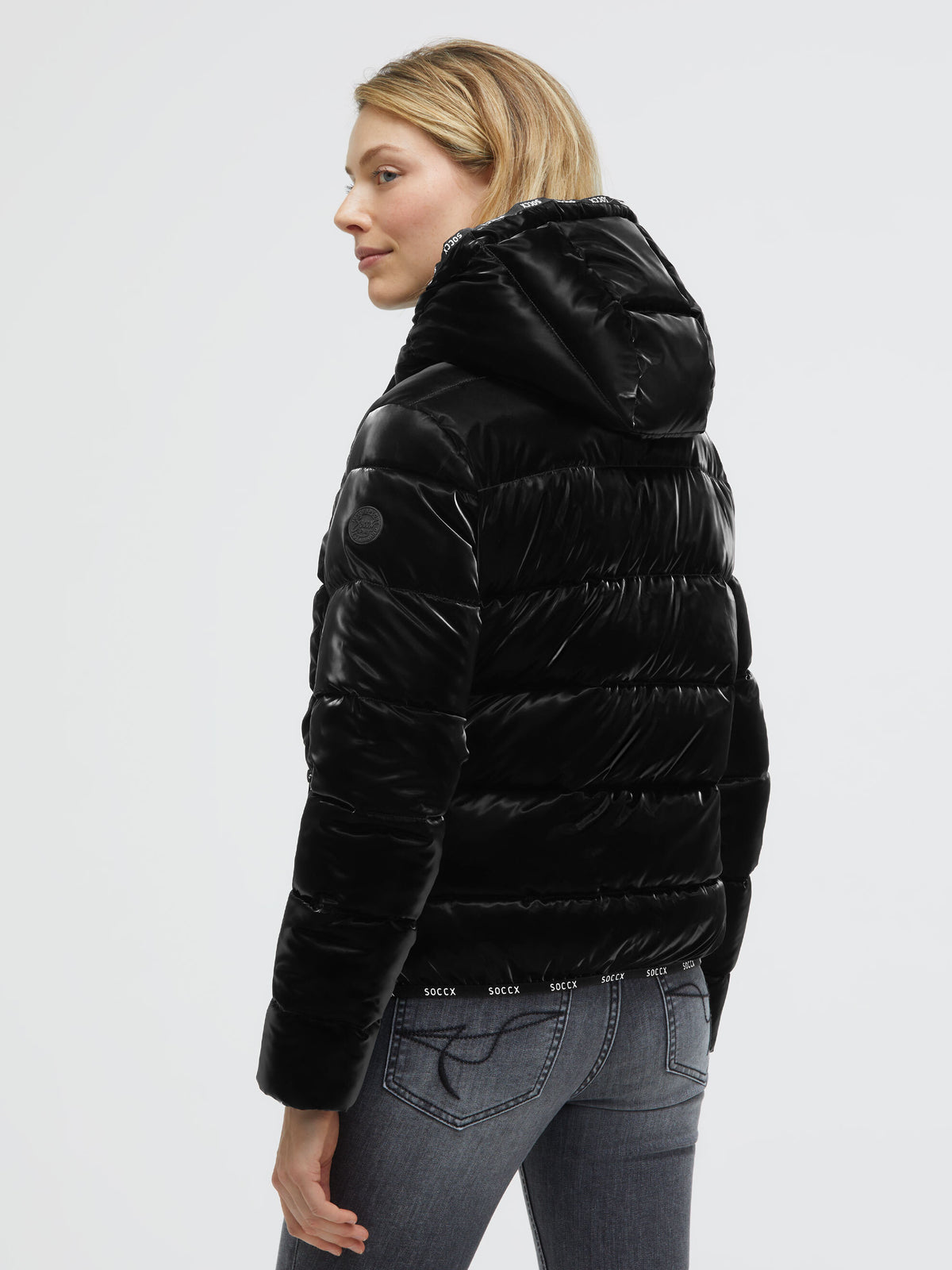 Glänzende Steppjacke mit Kapuze und Logo-Bändern black