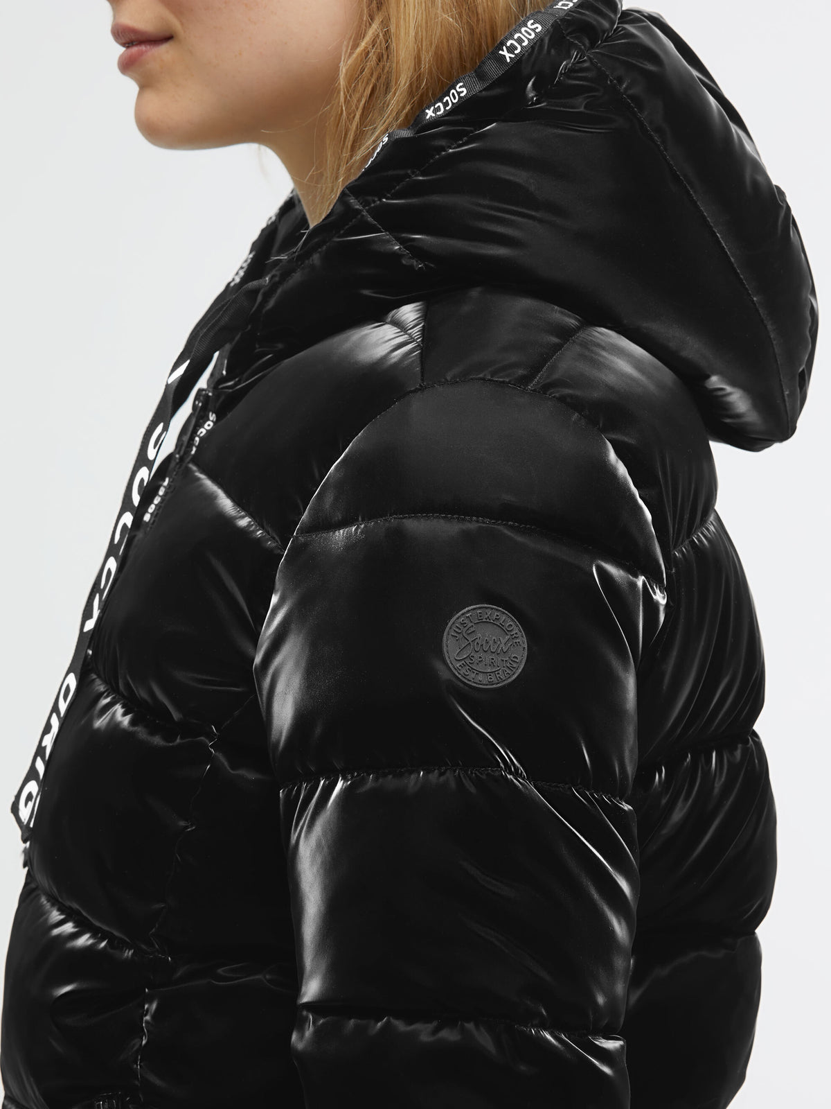 Glänzende Steppjacke mit Kapuze und Logo-Bändern black - 6