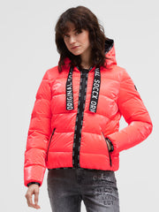 Glänzende Steppjacke mit Kapuze und Logo-Bändern red neon