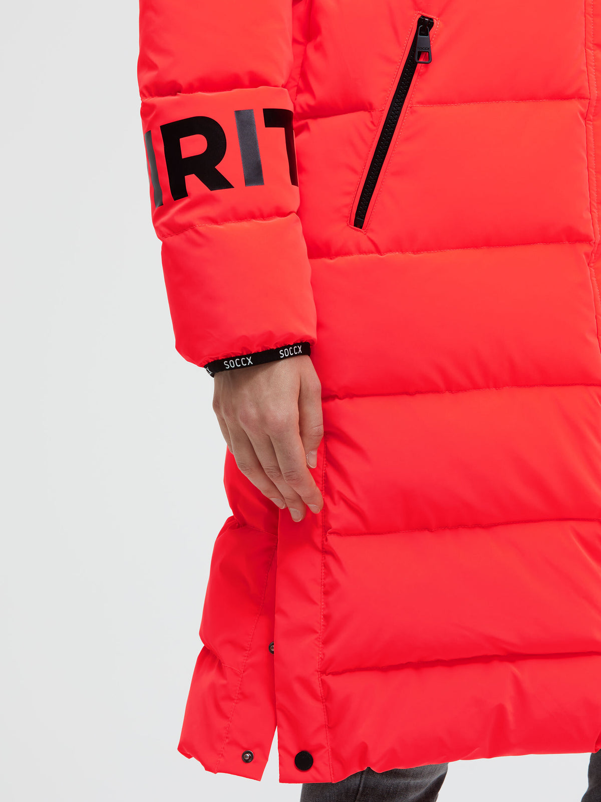 Matter Steppmantel mit Kapuze und Shiny Prints red neon