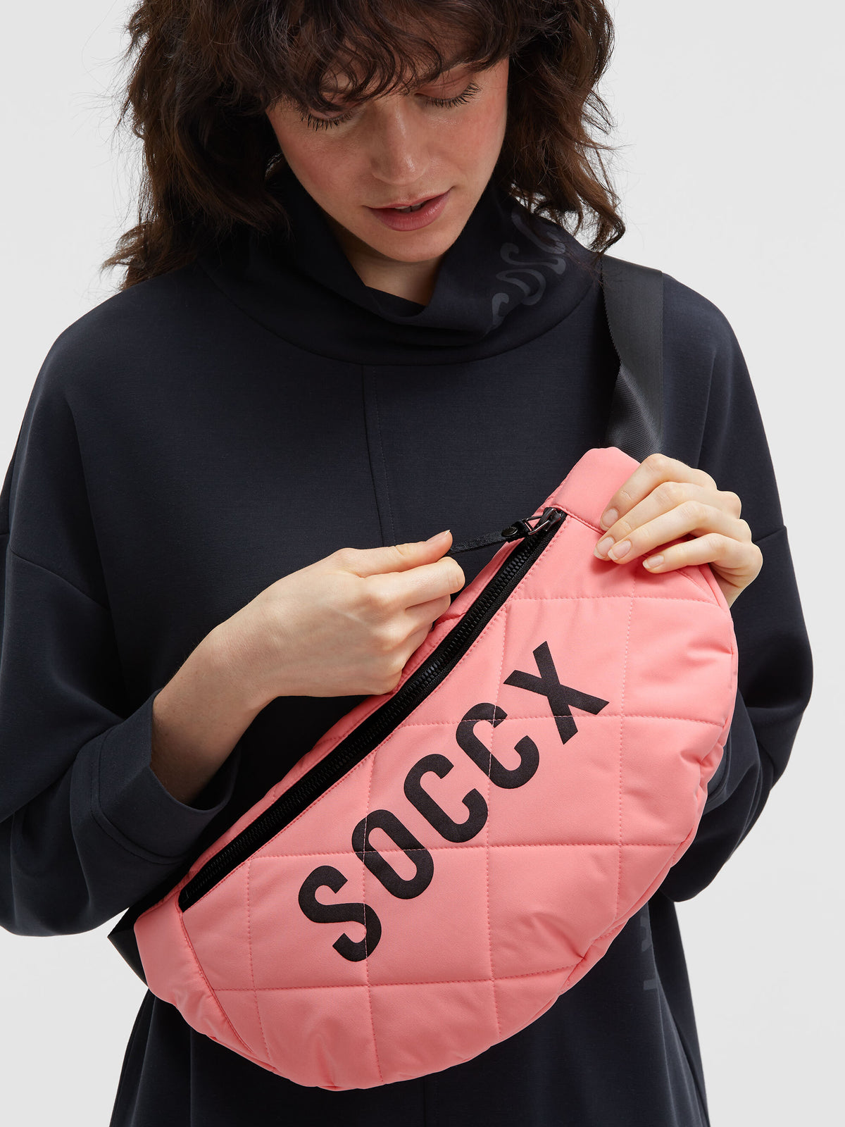 Gesteppte Umhängetasche mit Logo Print soft coral - 5