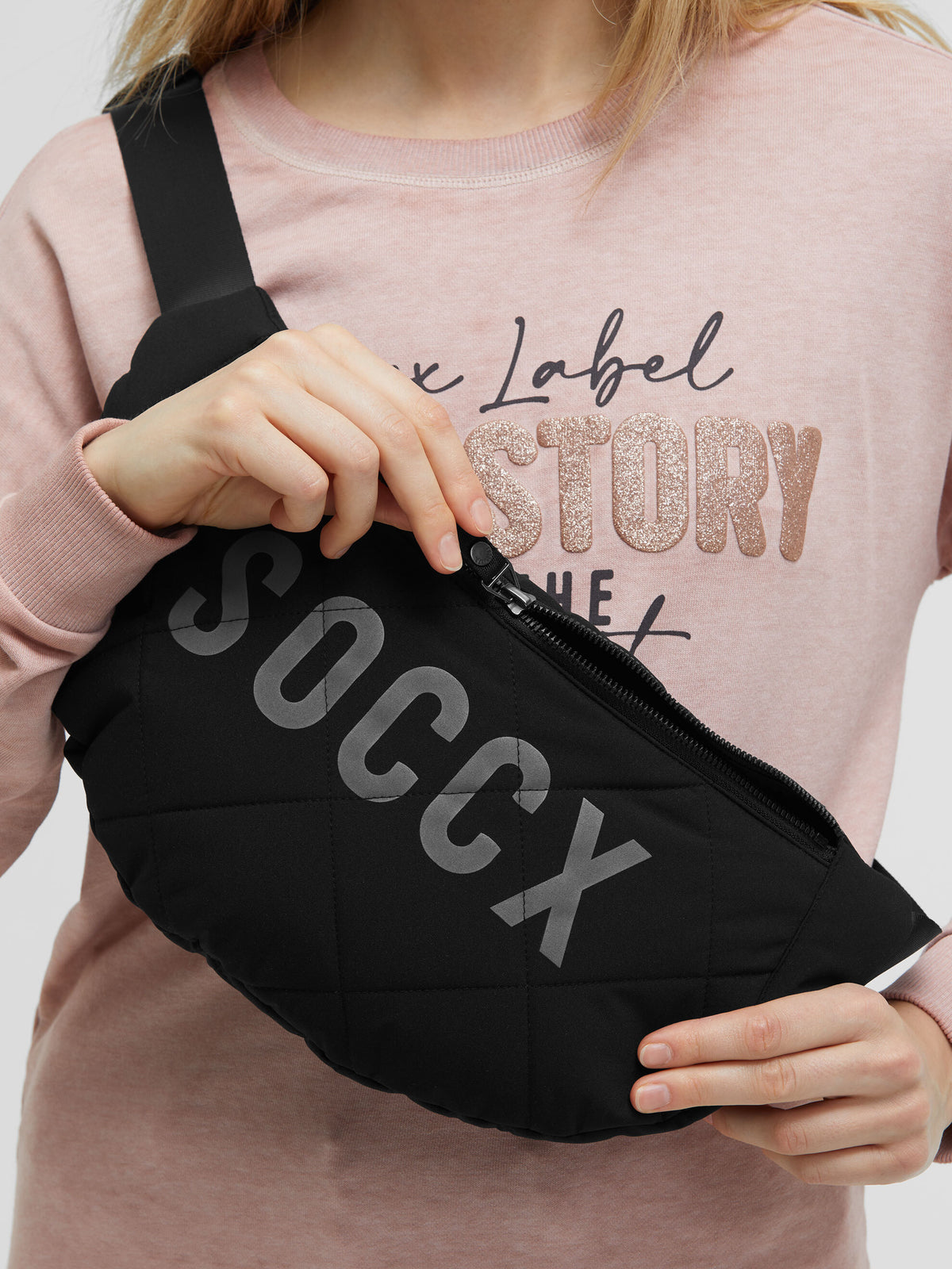 Gesteppte Umhängetasche mit Logo Print black