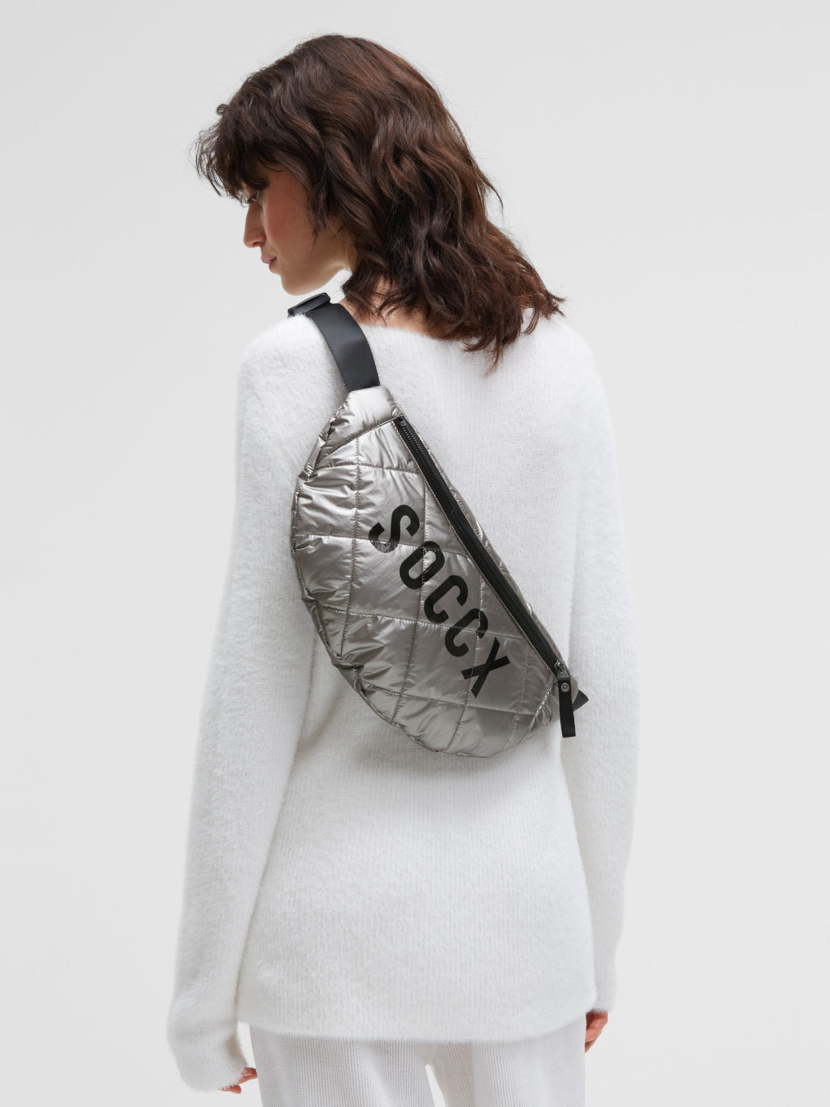 Gesteppte Umhängetasche im Metallic Look mit Logo silver