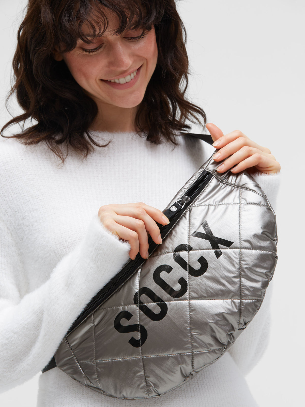 Gesteppte Umhängetasche im Metallic Look mit Logo silver