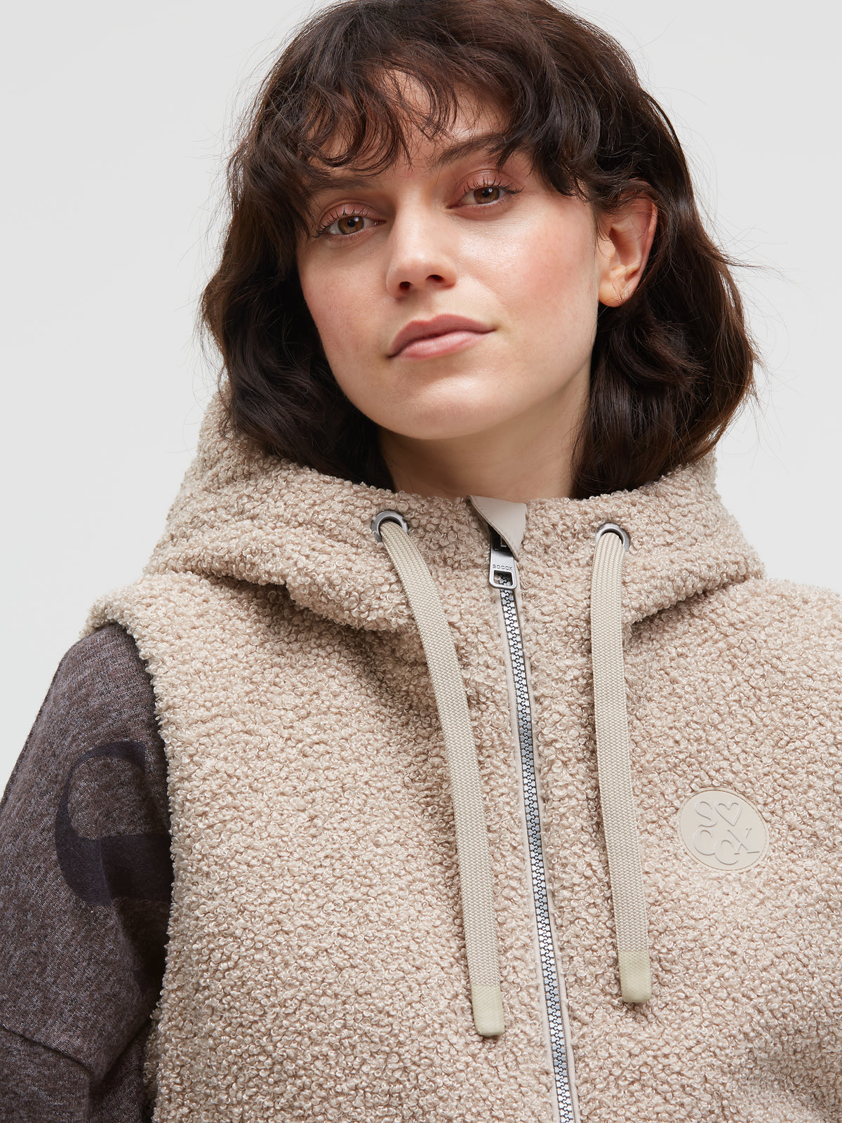 Bouclé-Weste im Materialmix mit Kapuze almond cream