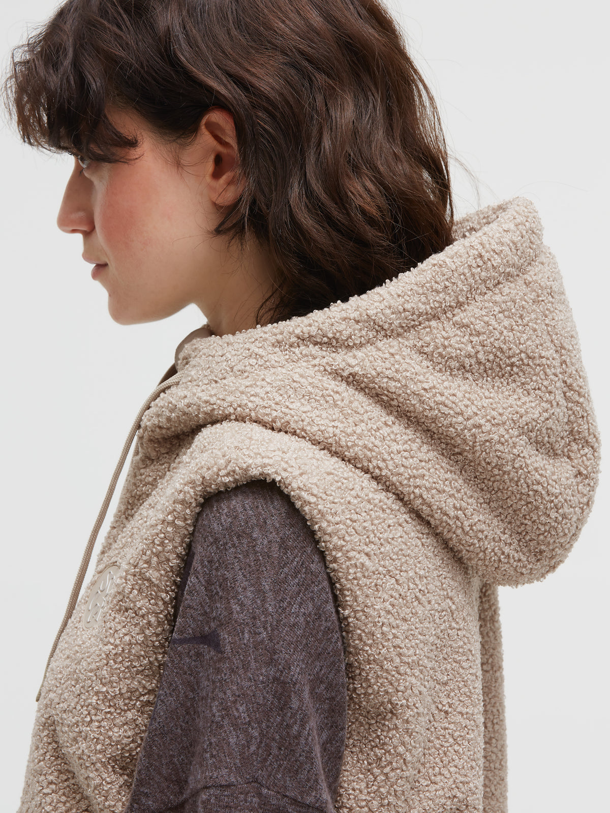 Bouclé-Weste im Materialmix mit Kapuze almond cream