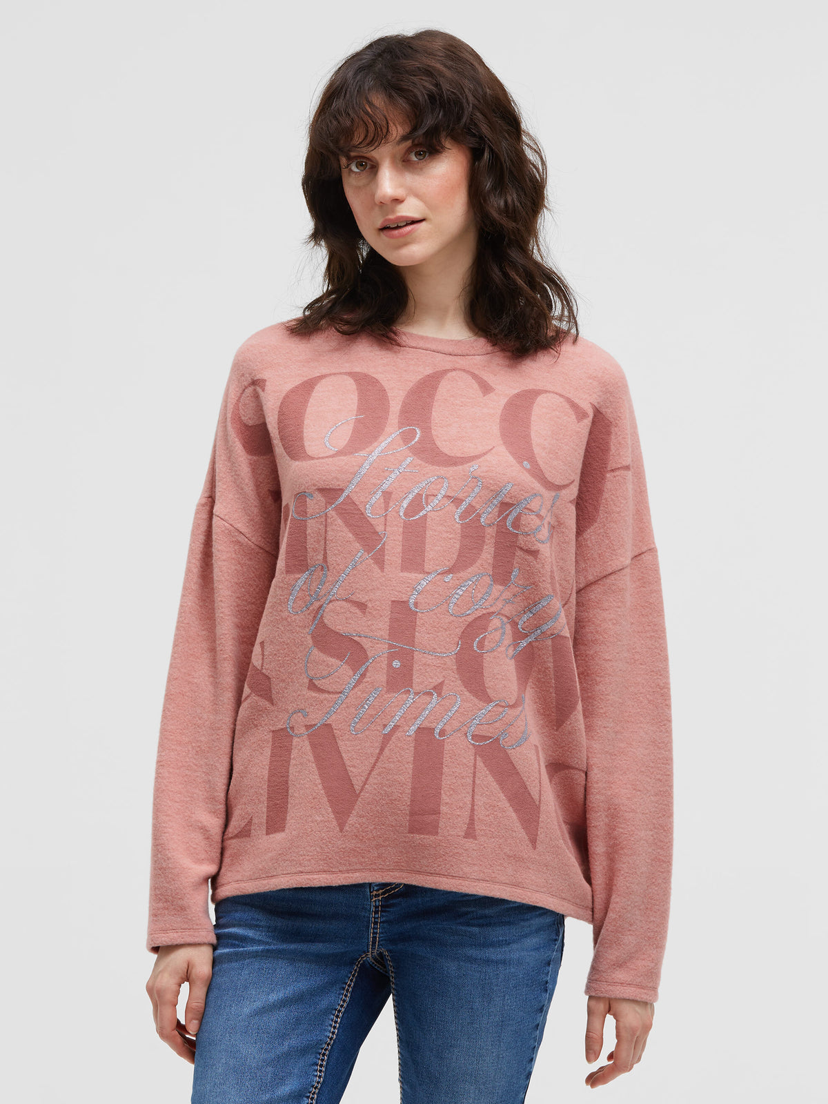 Sweter oversize z wzorem w kropki i nadrukiem z napisem - 2