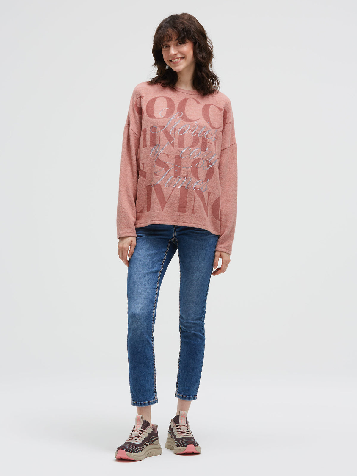 Sweter oversize z wzorem w kropki i nadrukiem z napisem - 3