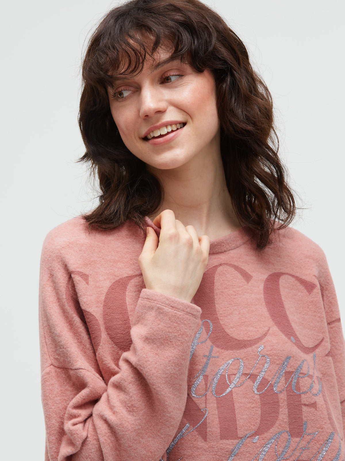 Sweter oversize z wzorem w kropki i nadrukiem z napisem - 4