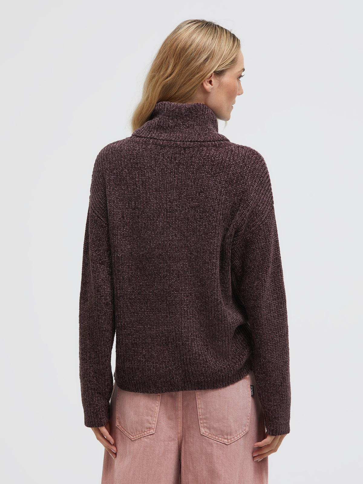 Sweter z tkaniny szenilowej z golfem i logo