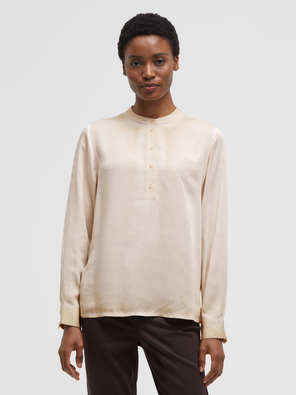 Kragenlose Satinbluse mit Rückenprint almond cream