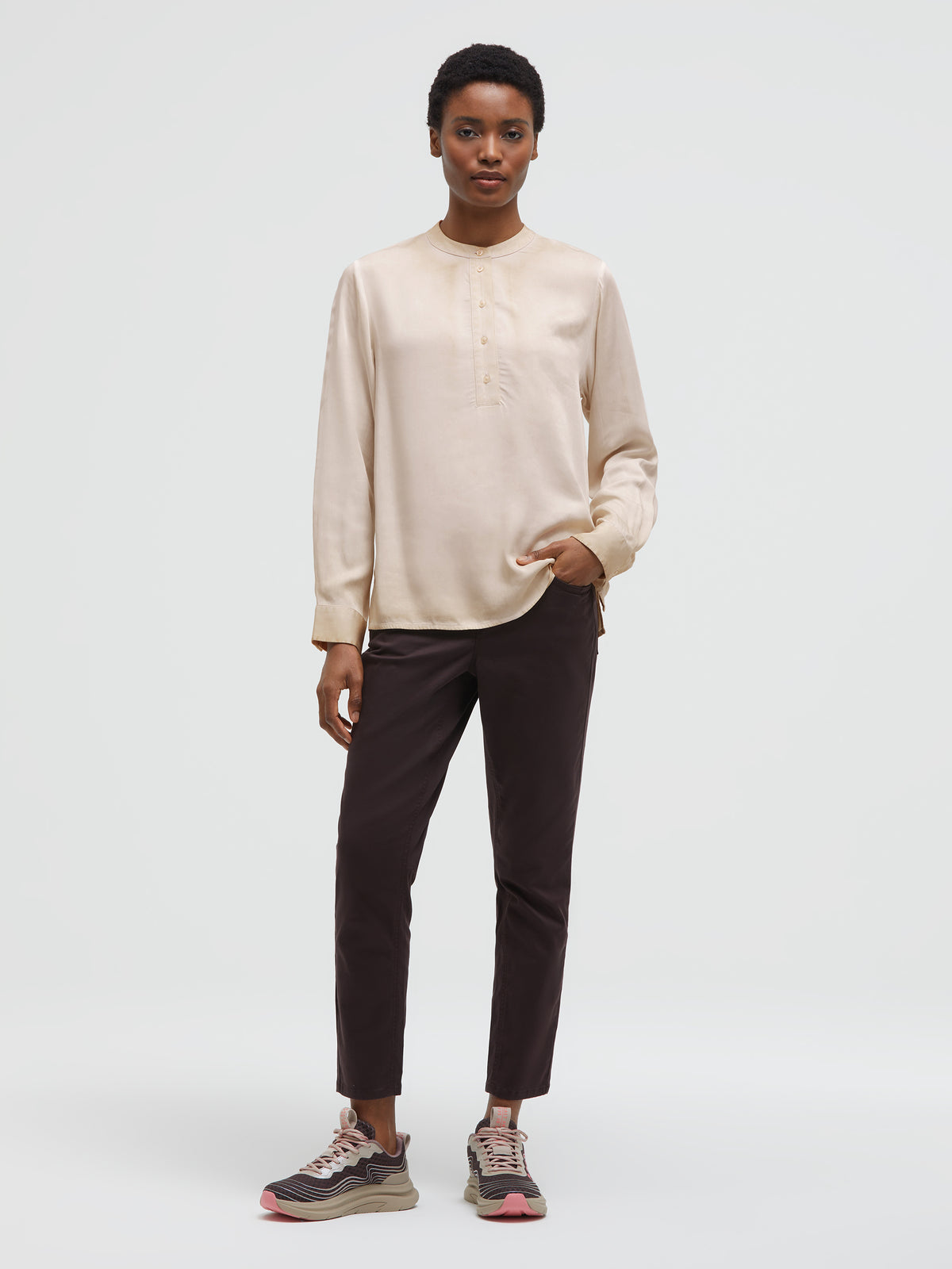 Kragenlose Satinbluse mit Rückenprint almond cream