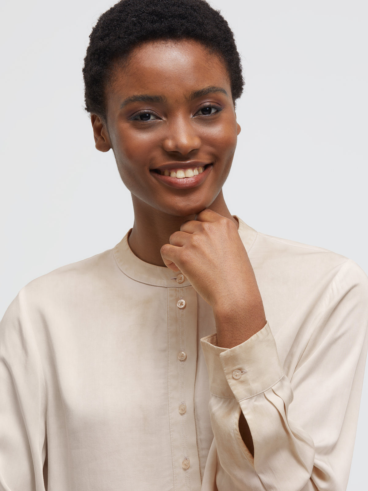 Kragenlose Satinbluse mit Rückenprint almond cream - 5