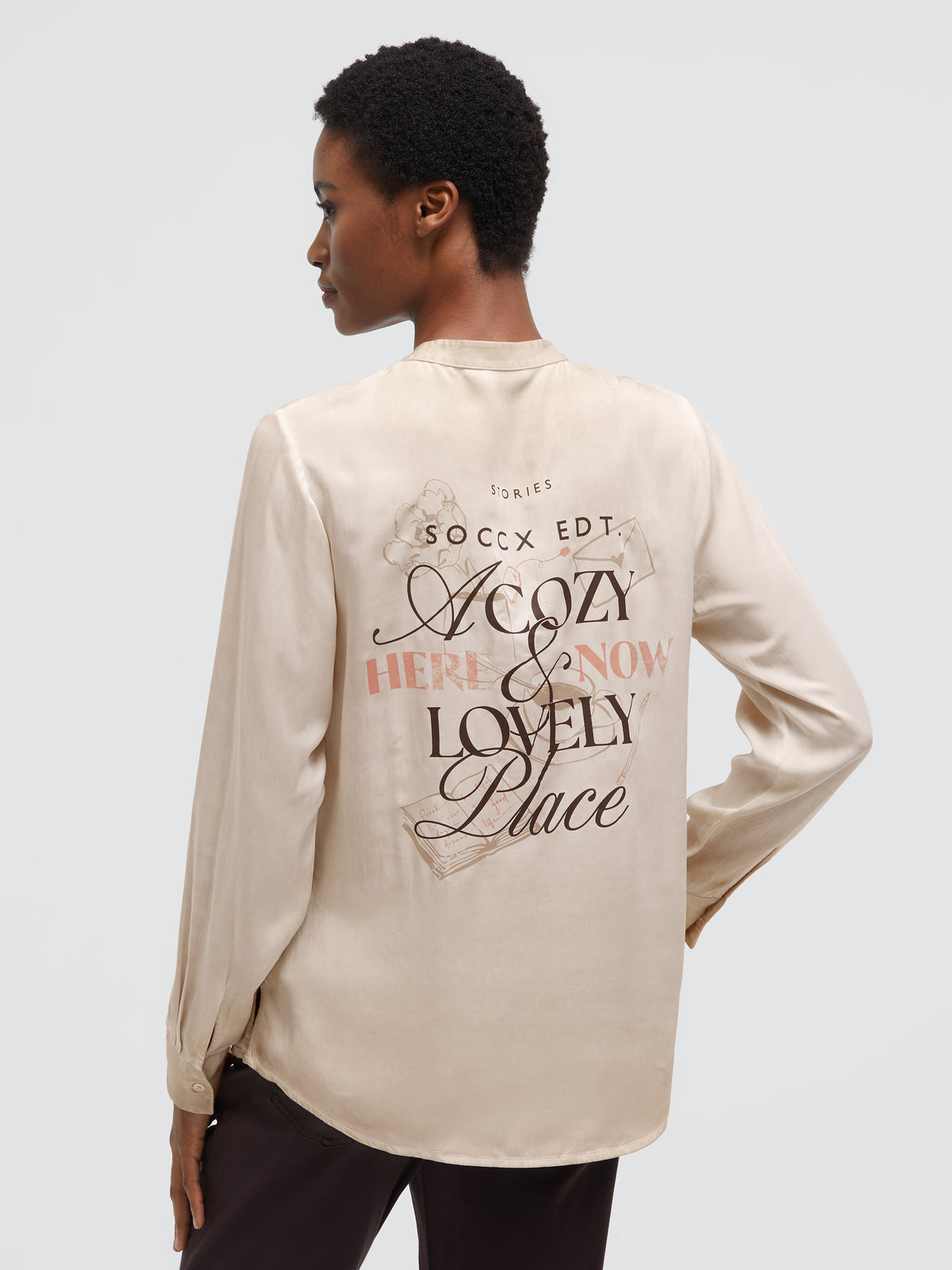 Kragenlose Satinbluse mit Rückenprint almond cream