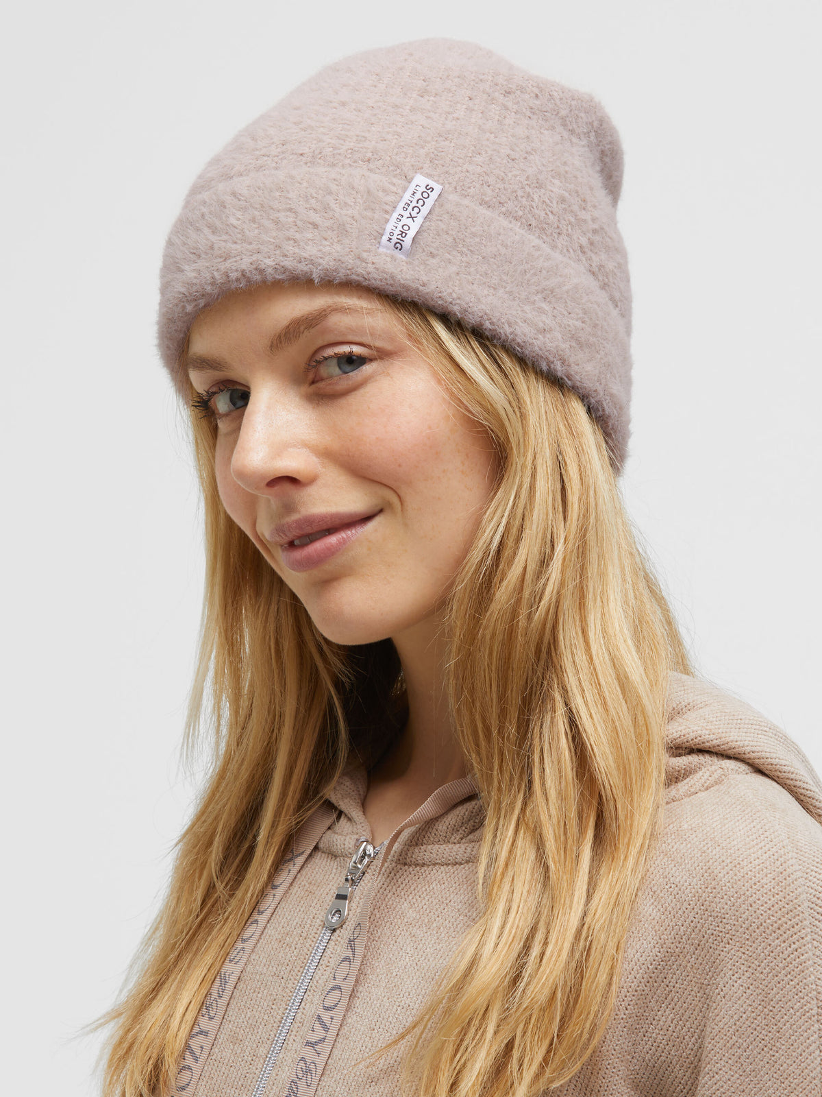Beanie aus Federgarn almond cream