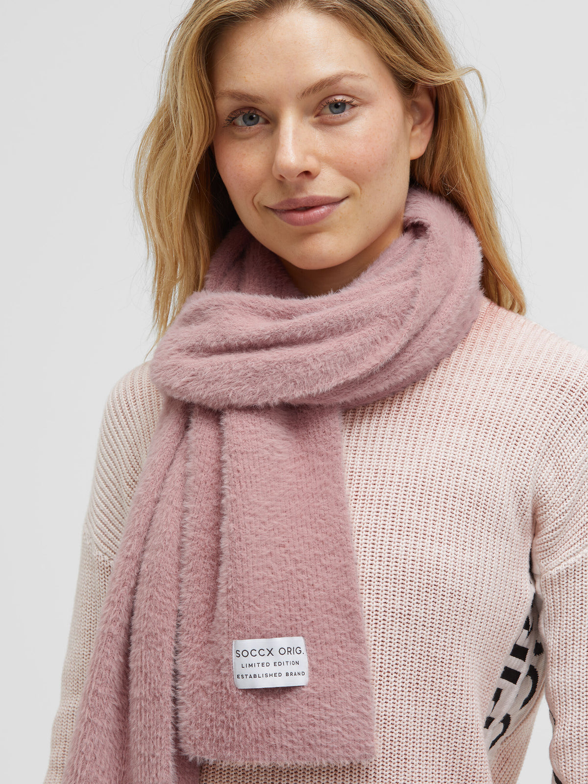 Schal aus Federgarn delicate rose