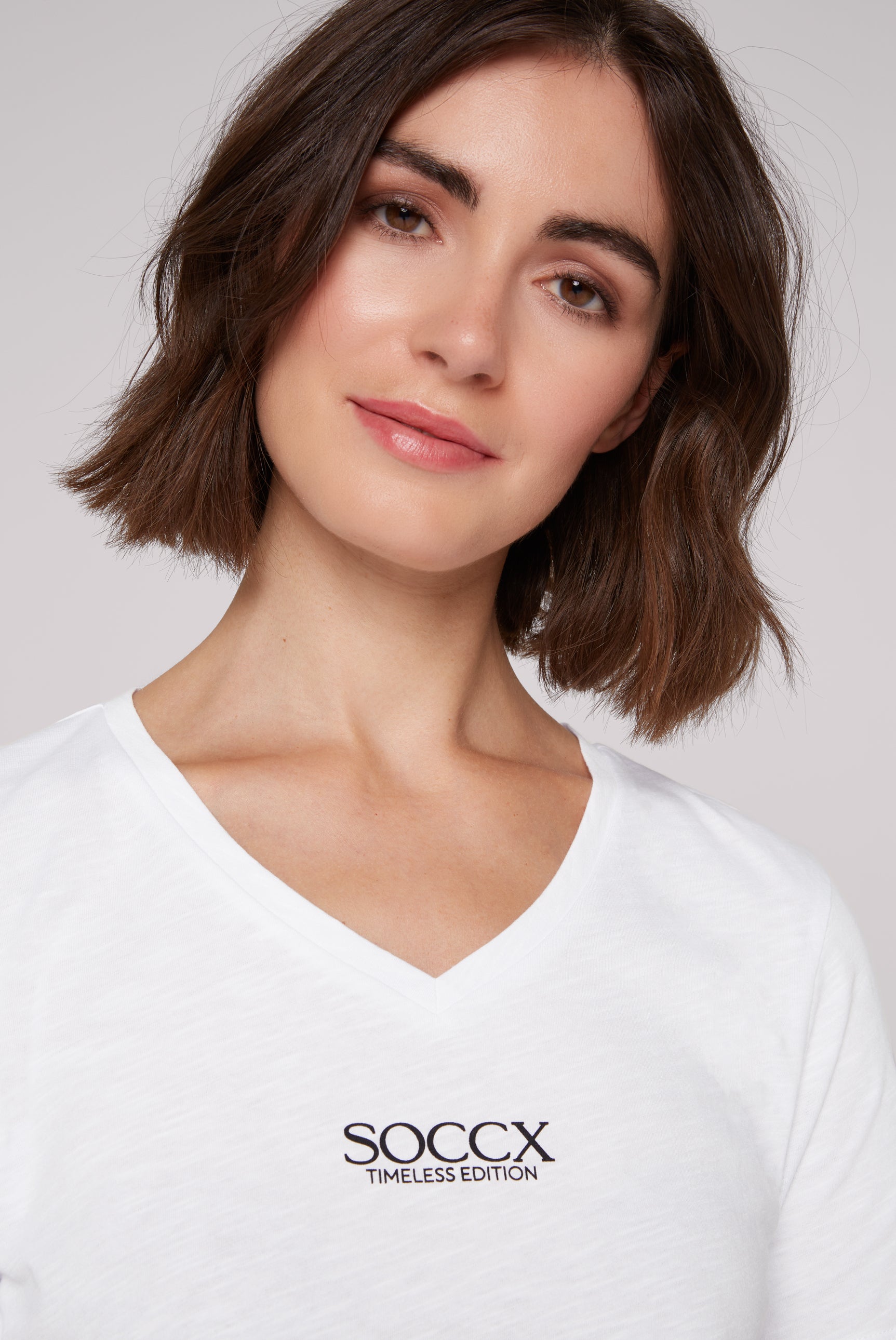 Podstawowa koszulka z dekoltem w serek i logo - 4