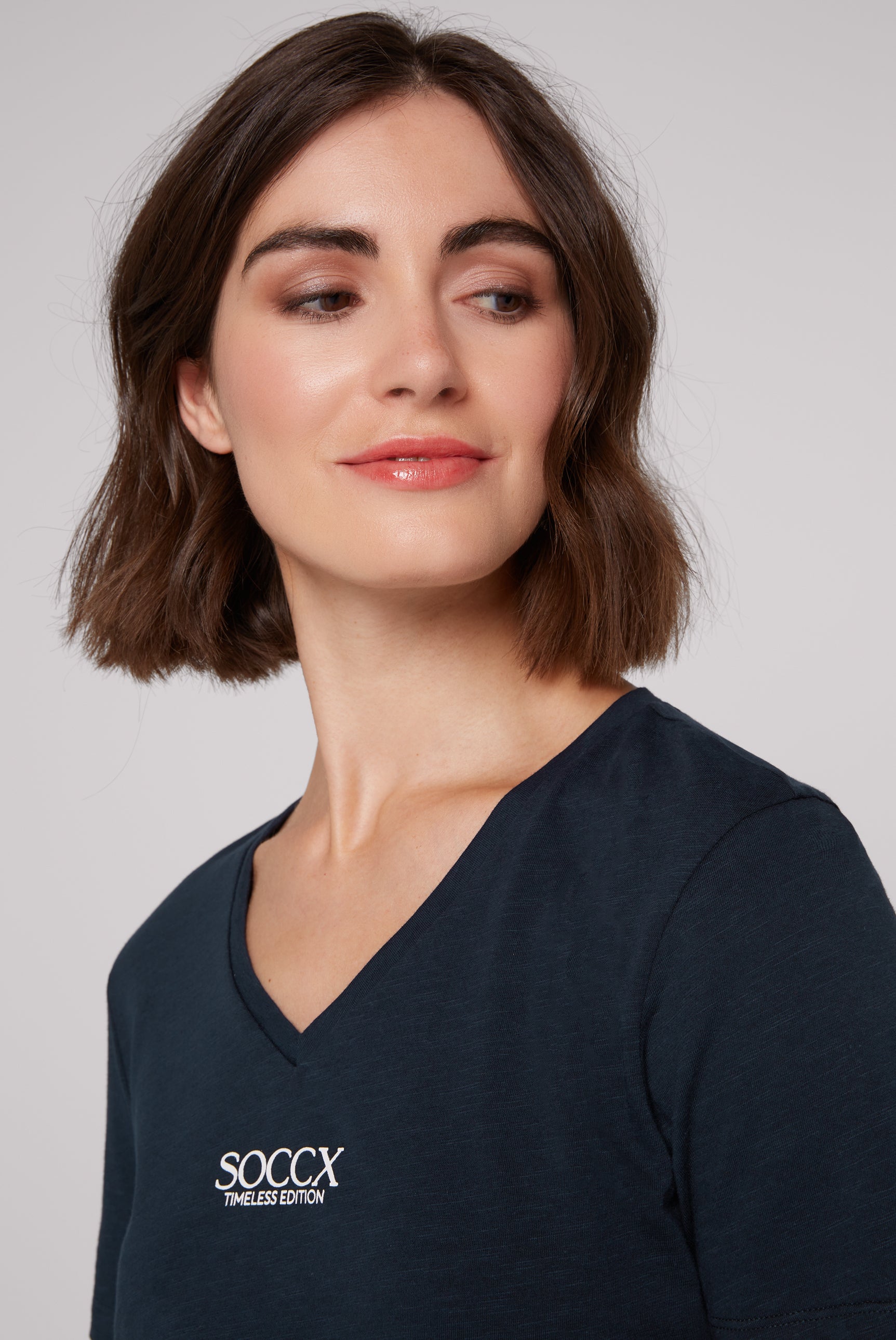 Podstawowa koszulka z dekoltem w serek i logo - 4