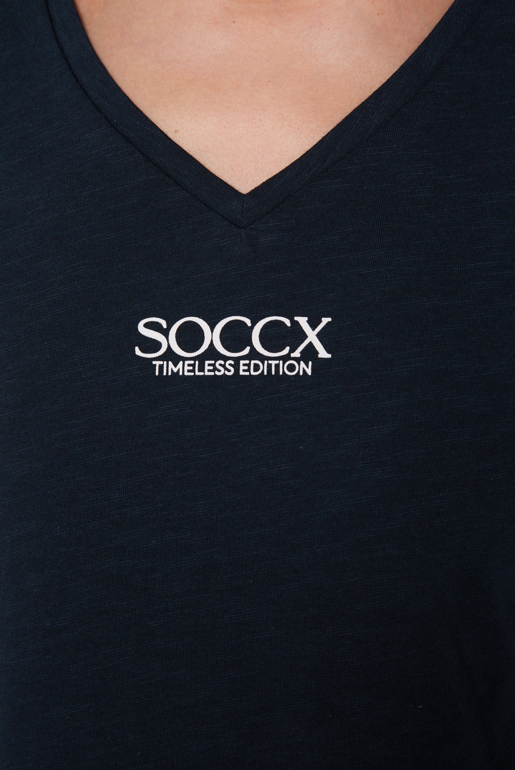 Podstawowa koszulka z dekoltem w serek i logo - 6