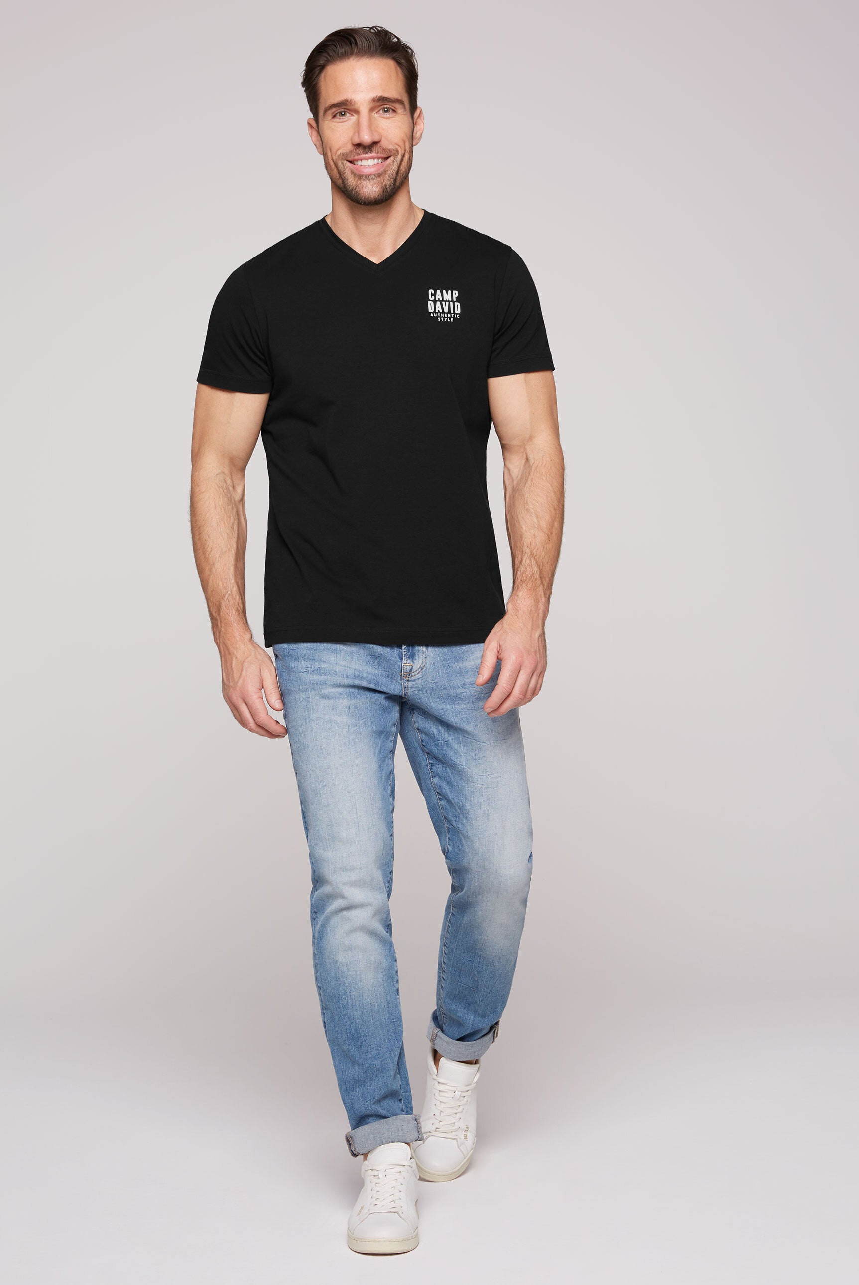 T-Shirt z podstawowej kolekcji z dekoltem w serek i nadrukiem logo